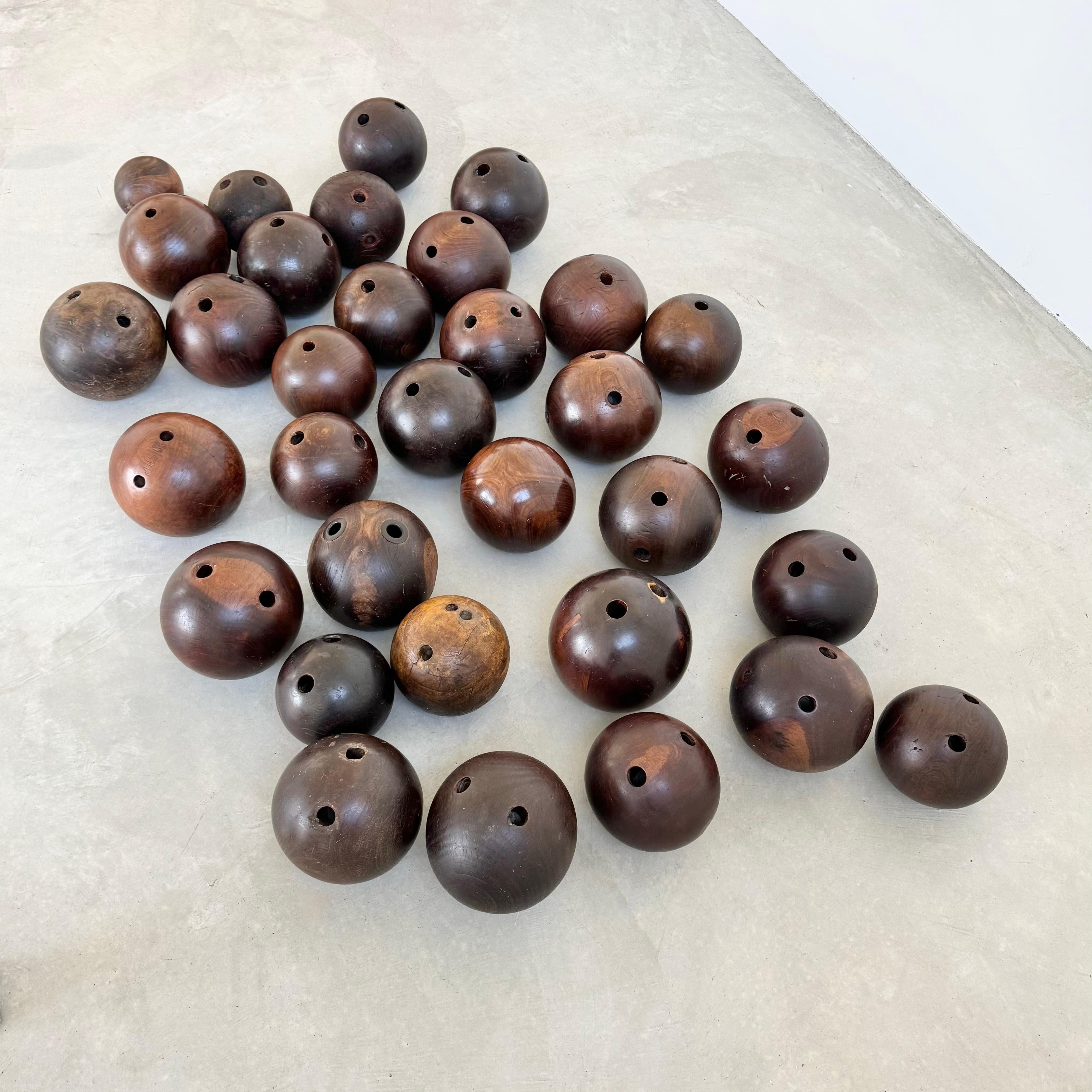 Juego de 33 Bolas de Bolos Antiguas de Madera, Finales de 1800 EE.UU. en venta 5