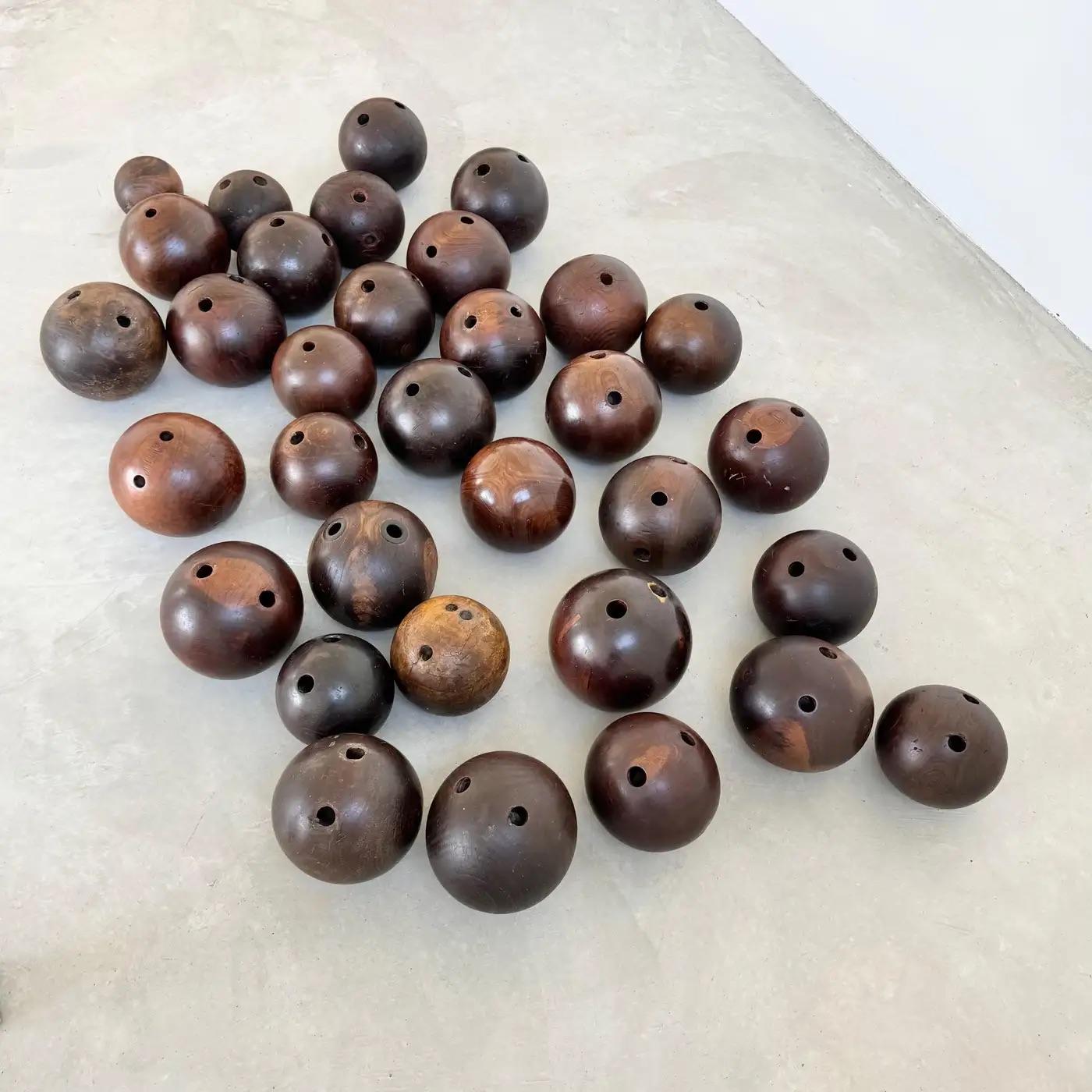 Set di 33 antiche palle da bowling in legno, fine '800 USA in vendita 4