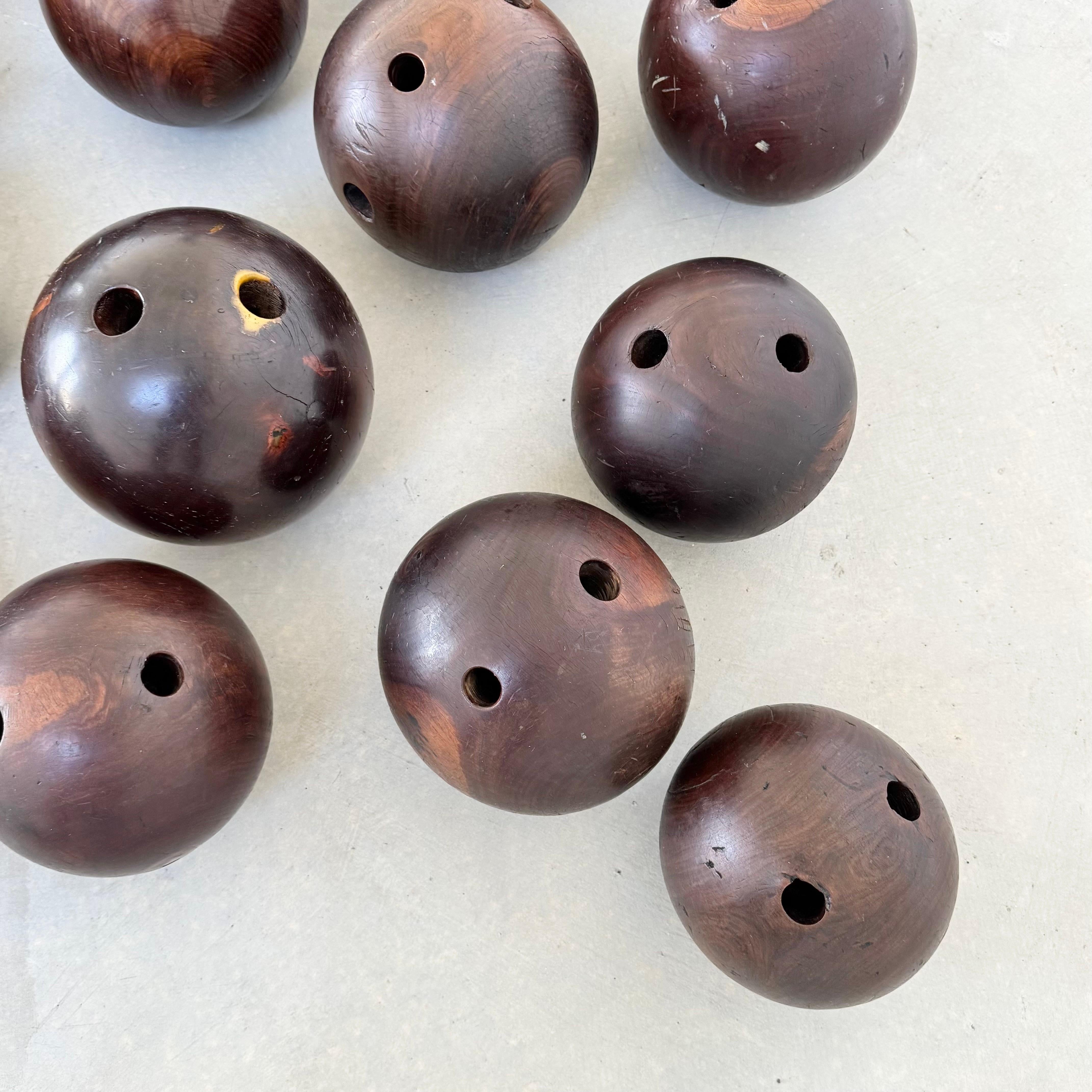 Juego de 33 Bolas de Bolos Antiguas de Madera, Finales de 1800 EE.UU. en venta 6