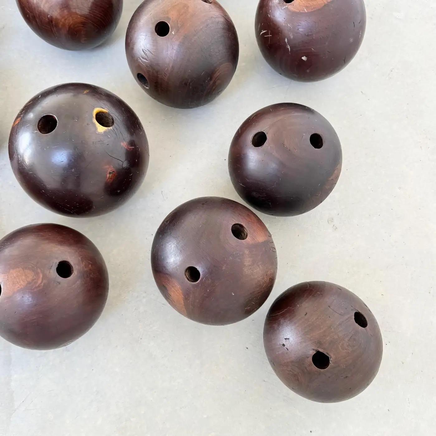 Set di 33 antiche palle da bowling in legno, fine '800 USA in vendita 5