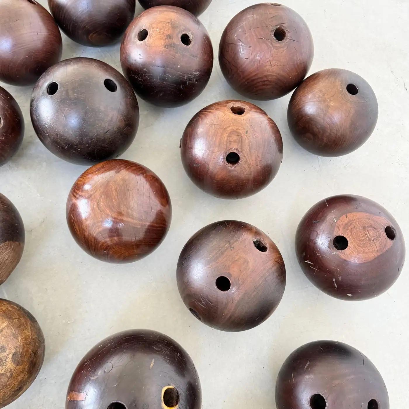 Set di 33 antiche palle da bowling in legno, fine '800 USA in vendita 6