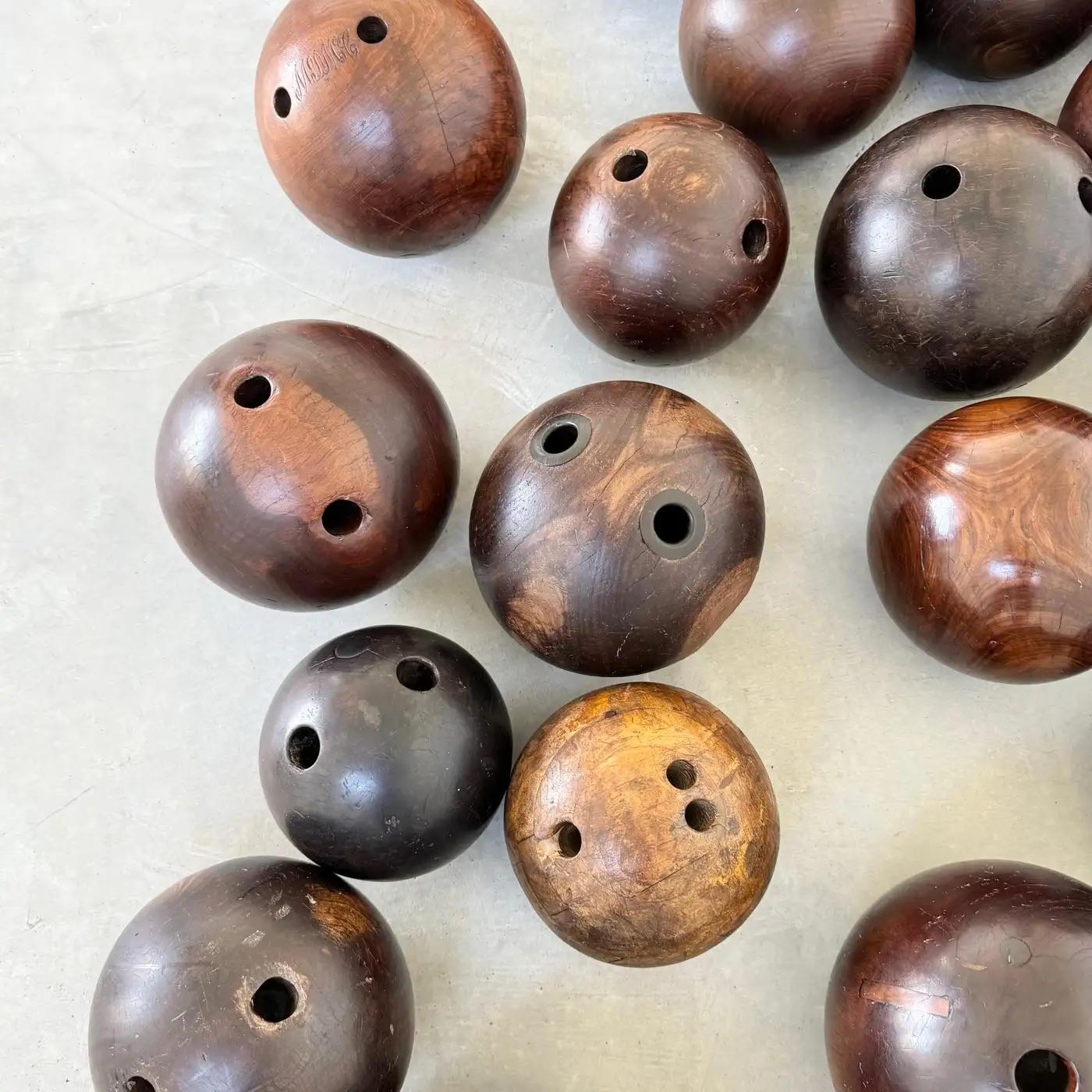 Set di 33 antiche palle da bowling in legno, fine '800 USA in vendita 7