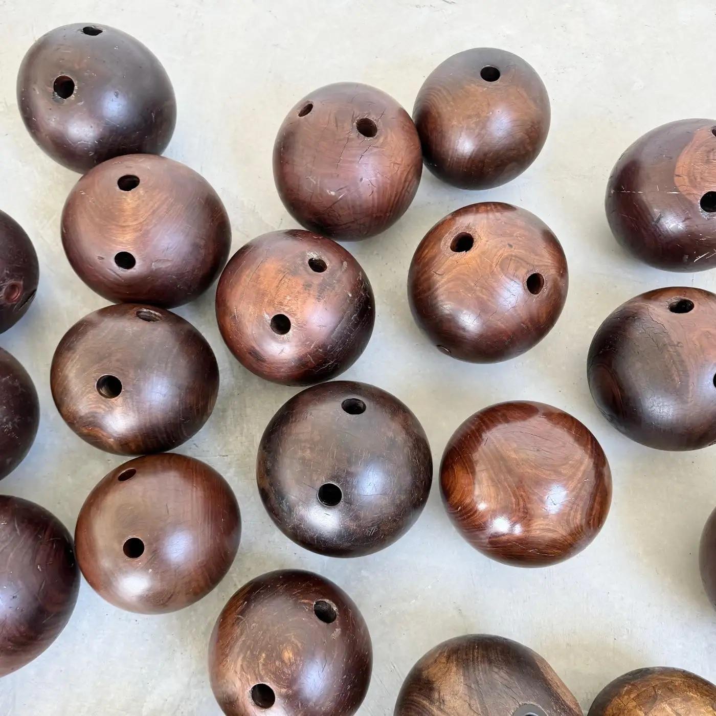 Set di 33 antiche palle da bowling in legno, fine '800 USA in vendita 8