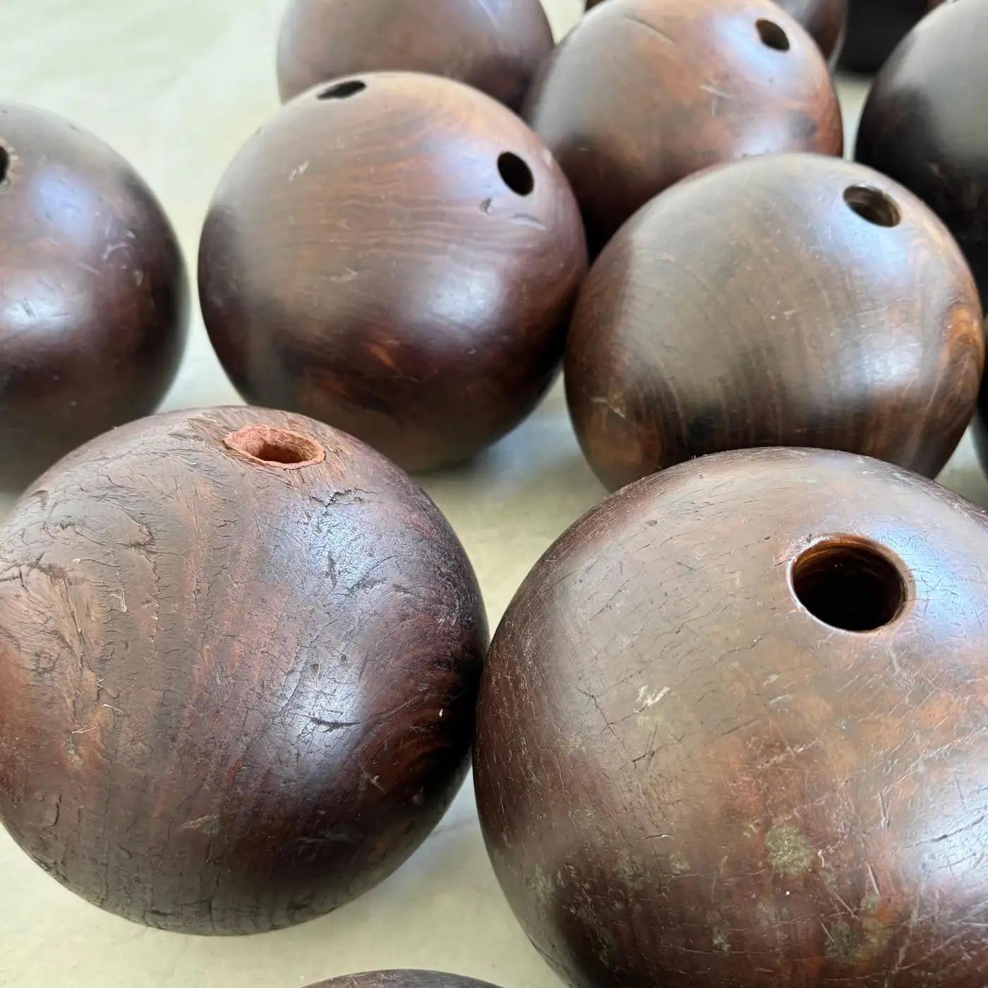 Set di 33 antiche palle da bowling in legno, fine '800 USA in vendita 9