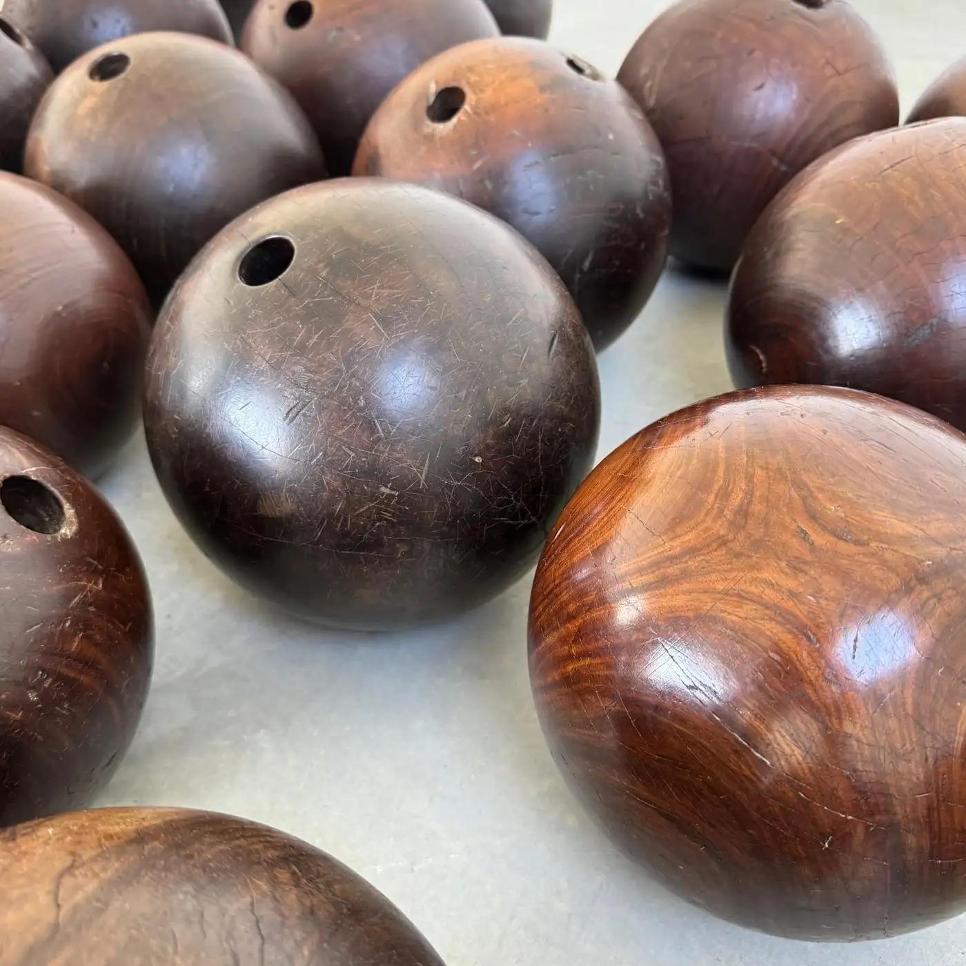 Set di 33 antiche palle da bowling in legno, fine '800 USA in vendita 10