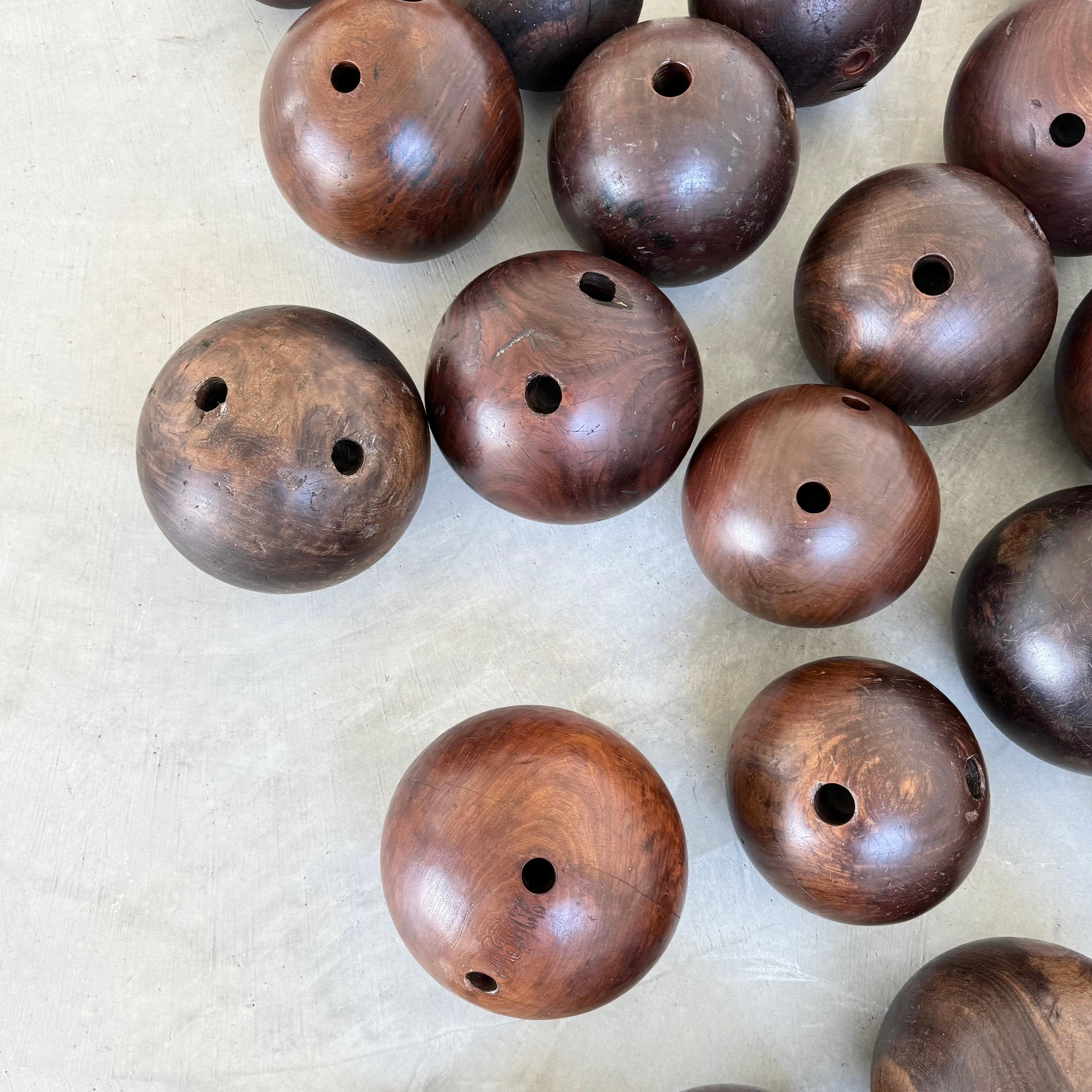 Este extraordinario conjunto de 33 bolas de bolos antiguas de madera es un hallazgo excepcional, que data de finales del siglo XIX en Estados Unidos. Cada pieza está meticulosamente elaborada con Lignum Vitae, una preciada madera dura tropical