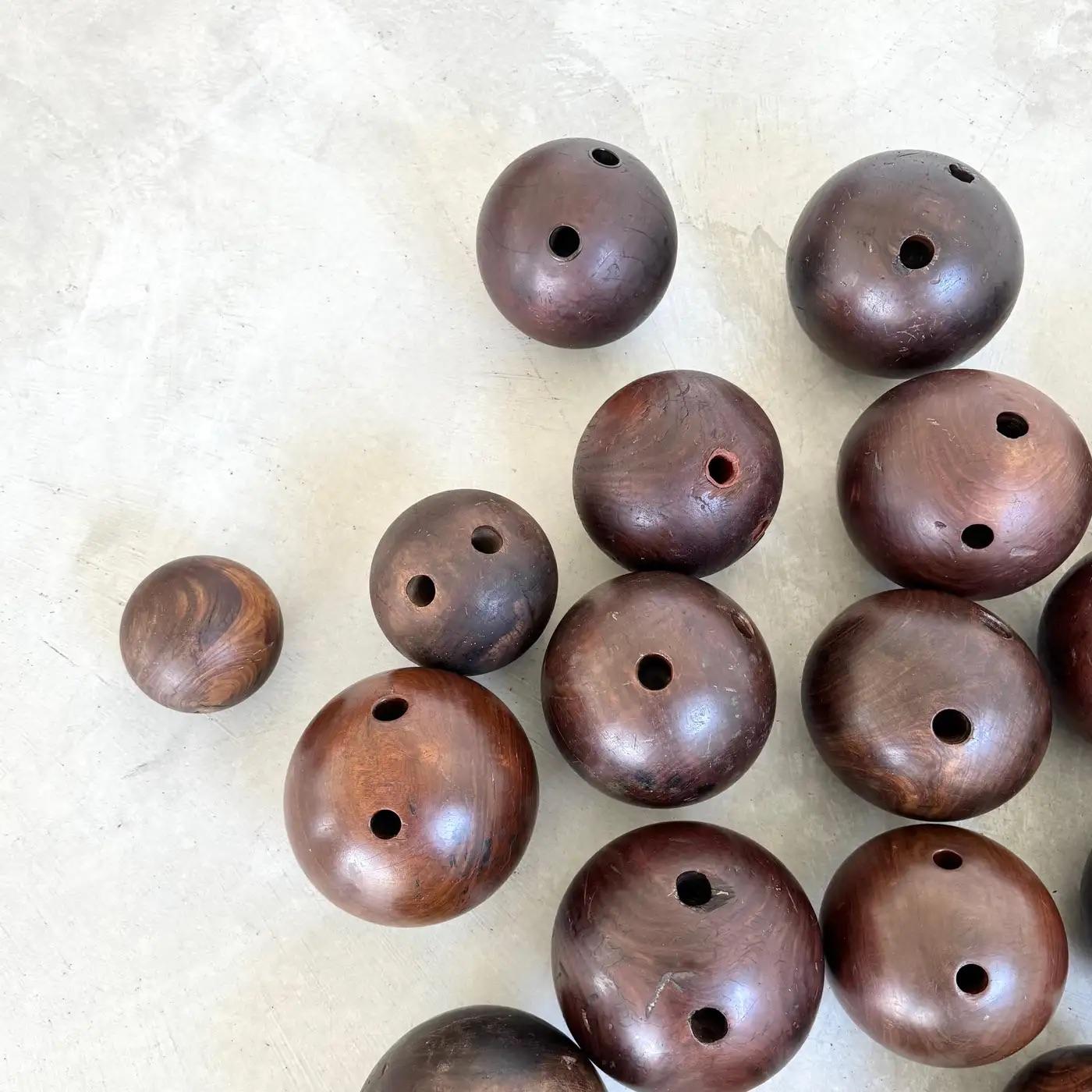 Arte popolare Set di 33 antiche palle da bowling in legno, fine '800 USA in vendita