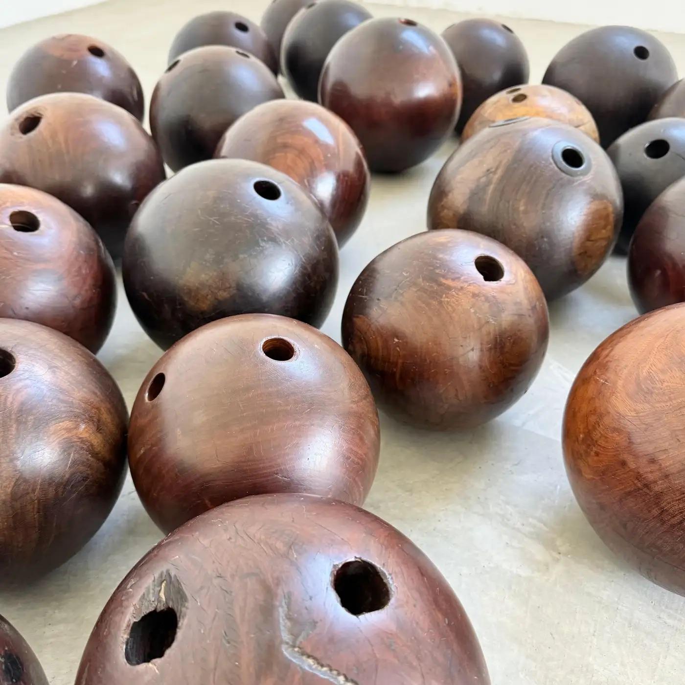 Americano Set di 33 antiche palle da bowling in legno, fine '800 USA in vendita