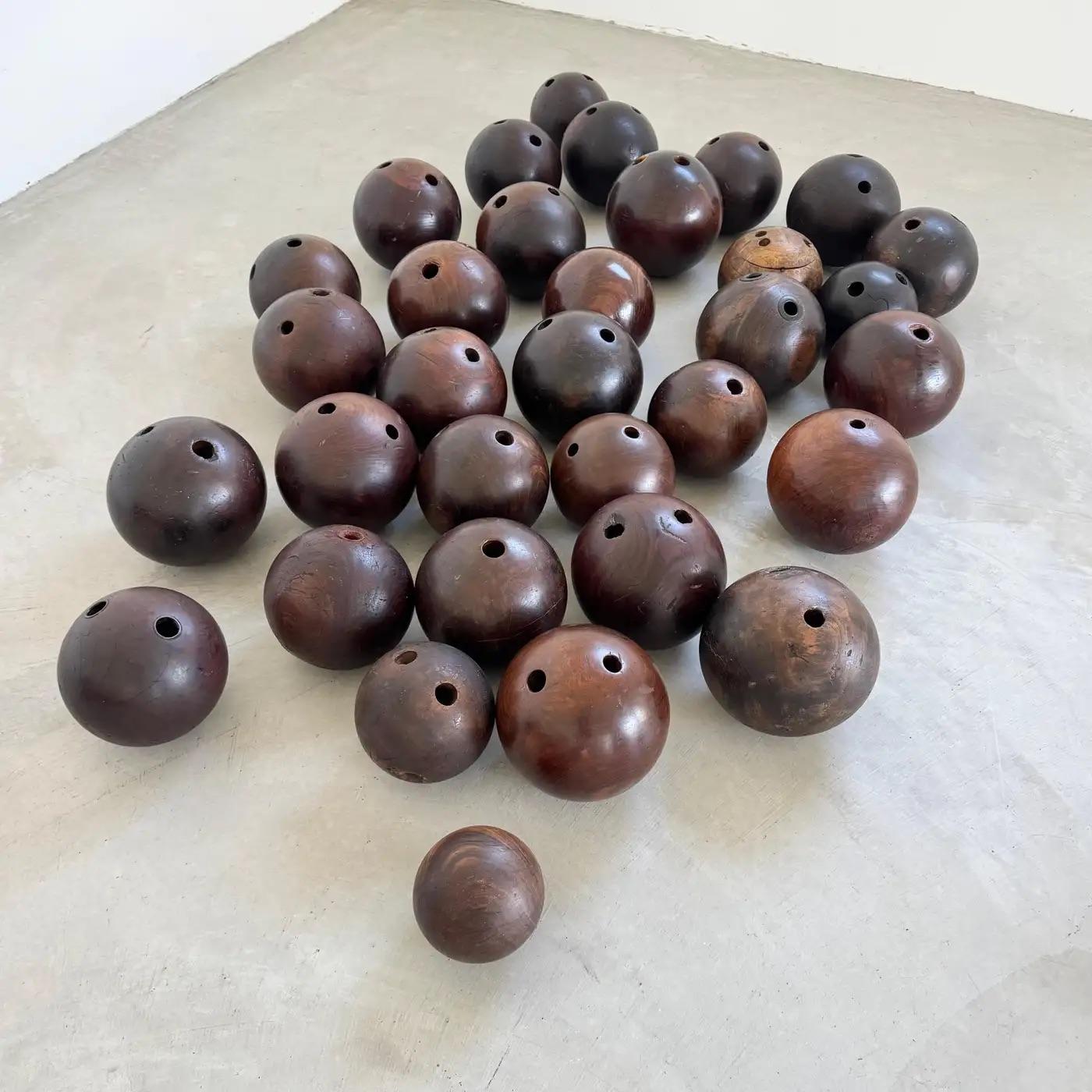 Set di 33 antiche palle da bowling in legno, fine '800 USA In condizioni buone in vendita a Los Angeles, CA
