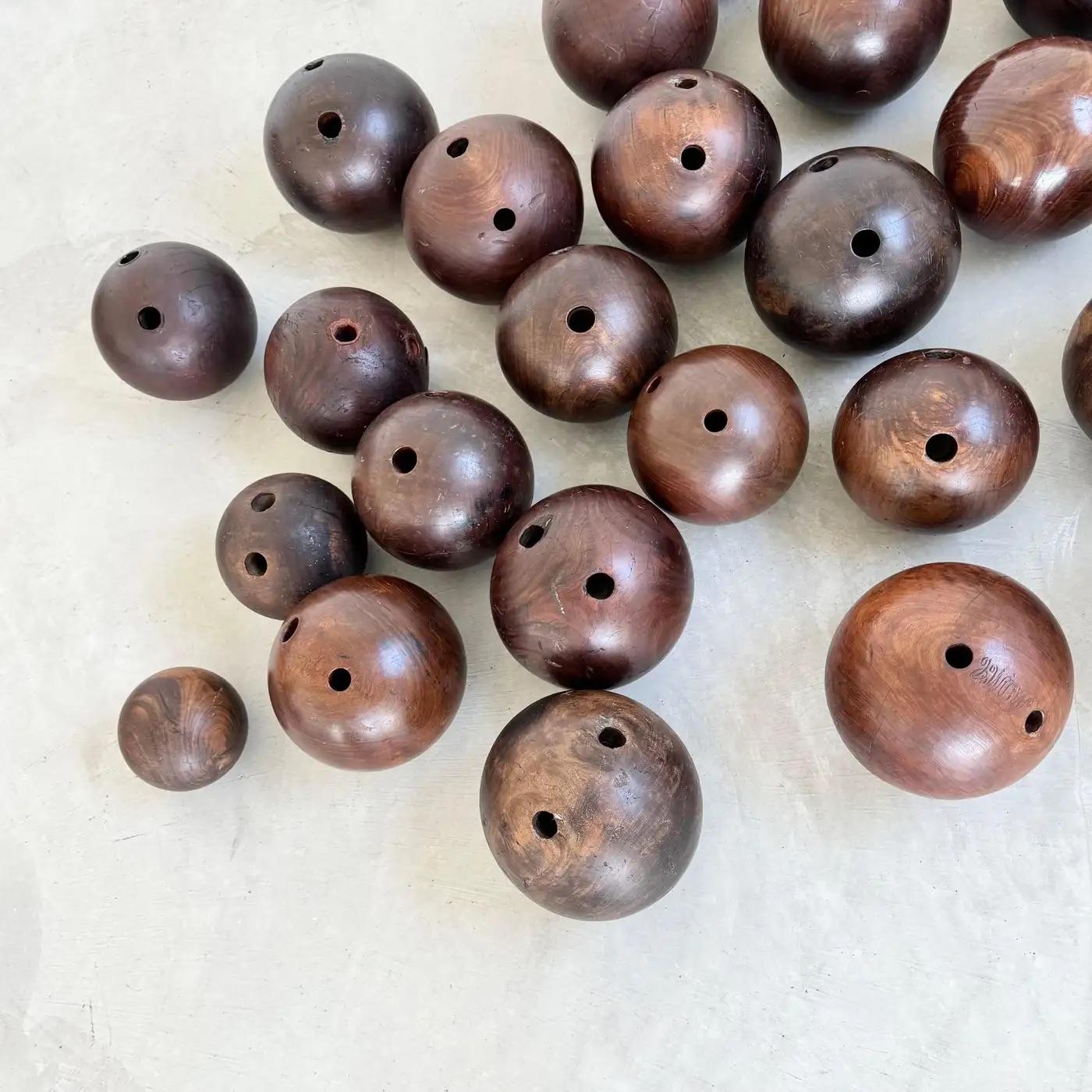 XIX secolo Set di 33 antiche palle da bowling in legno, fine '800 USA in vendita