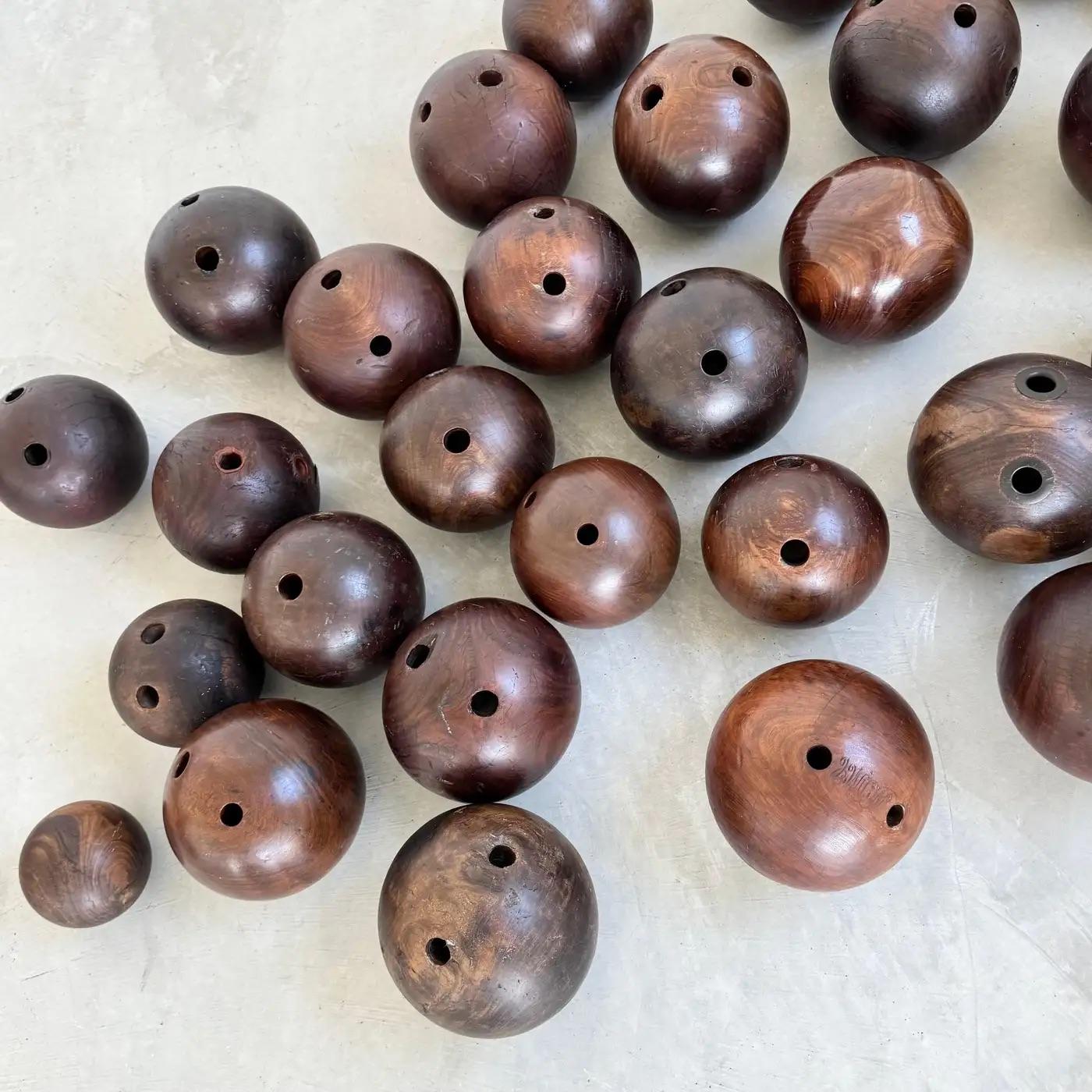 Legno Set di 33 antiche palle da bowling in legno, fine '800 USA in vendita