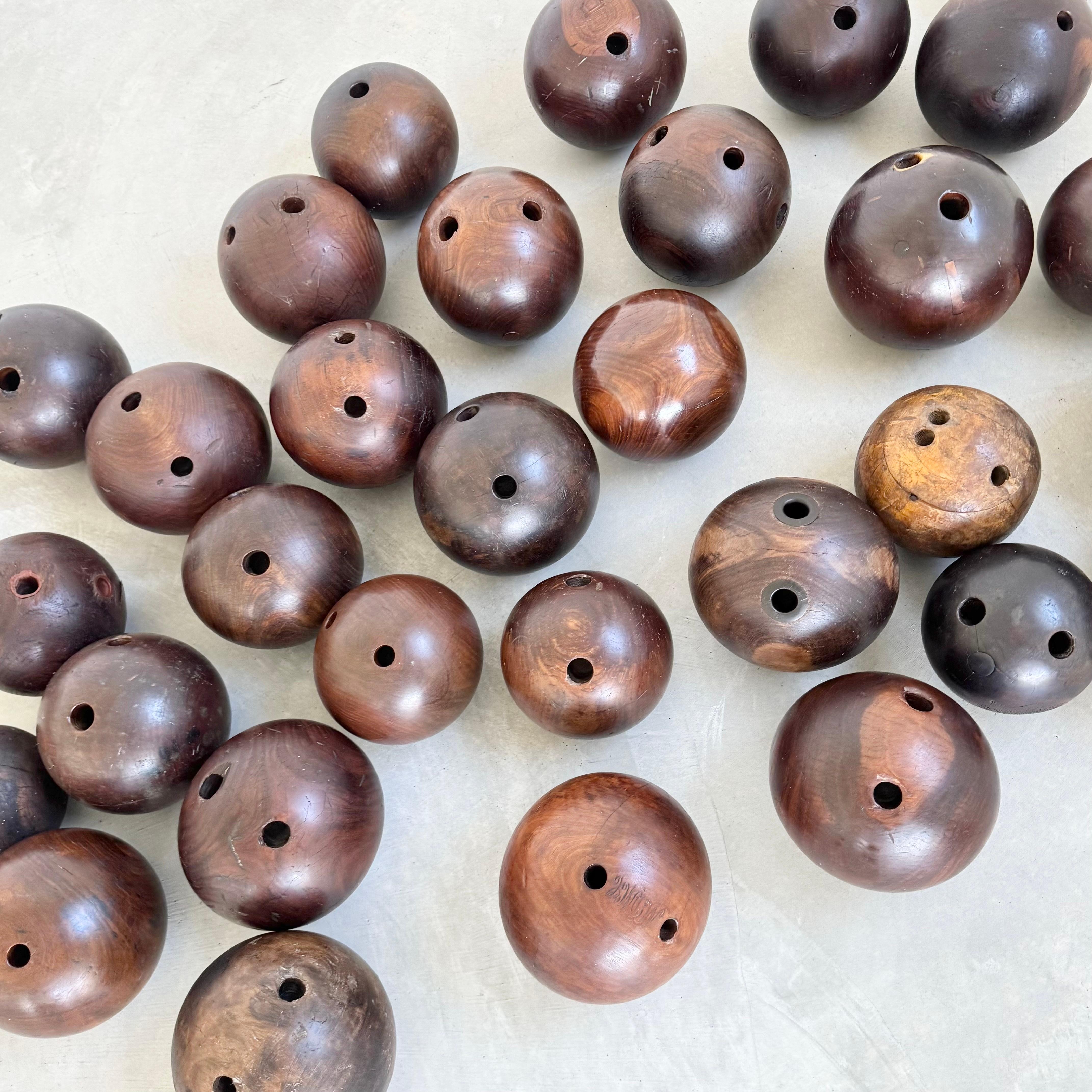 Juego de 33 Bolas de Bolos Antiguas de Madera, Finales de 1800 EE.UU. en venta 2