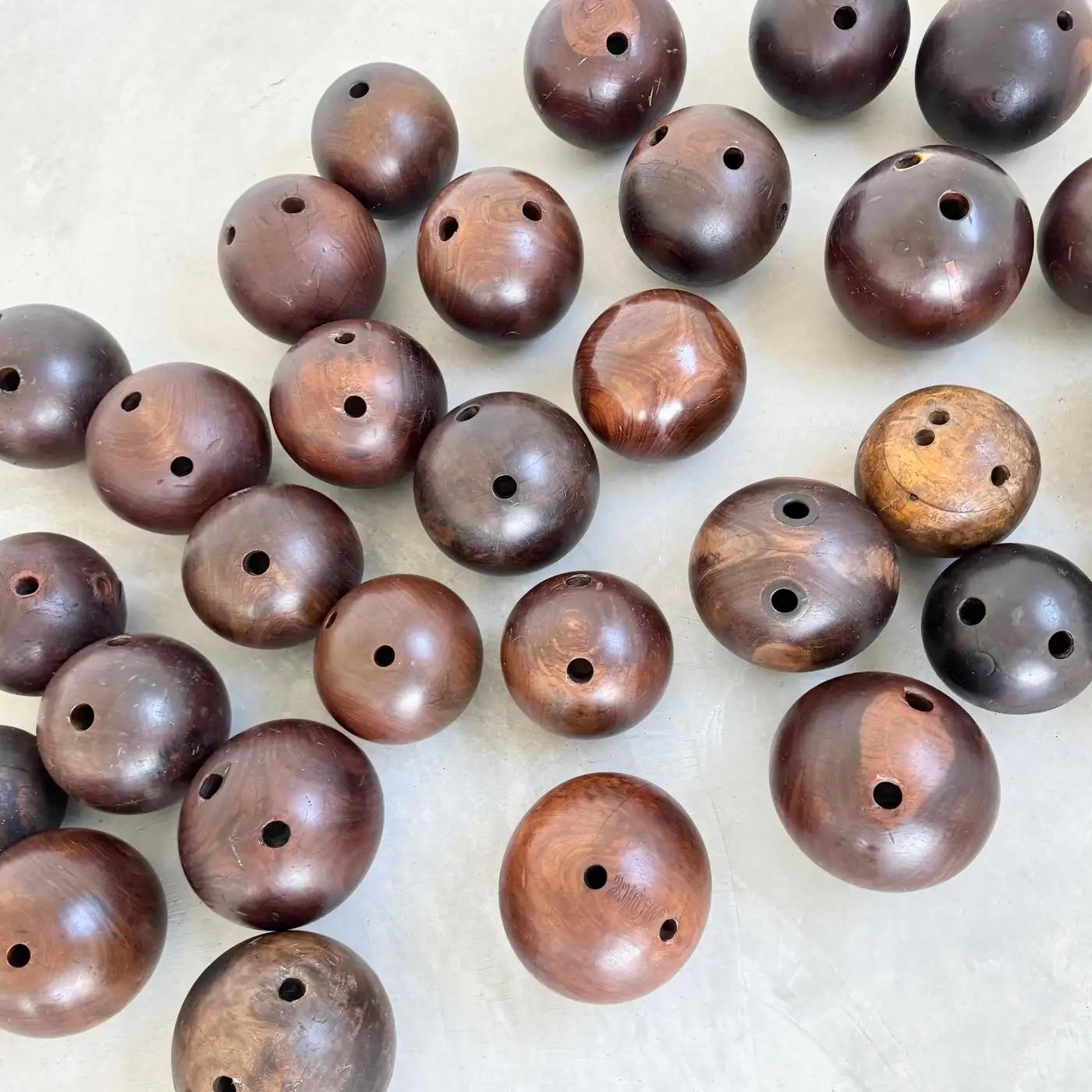 Set di 33 antiche palle da bowling in legno, fine '800 USA in vendita 1