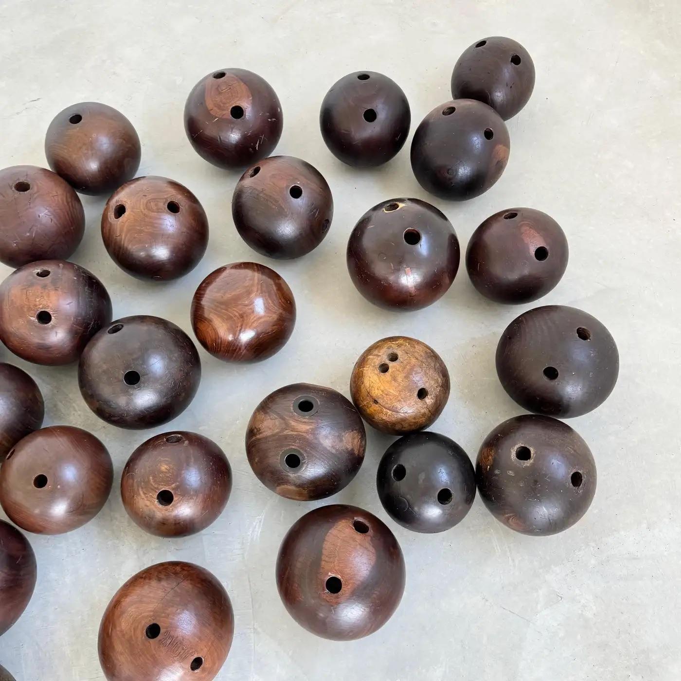 Set di 33 antiche palle da bowling in legno, fine '800 USA in vendita 2