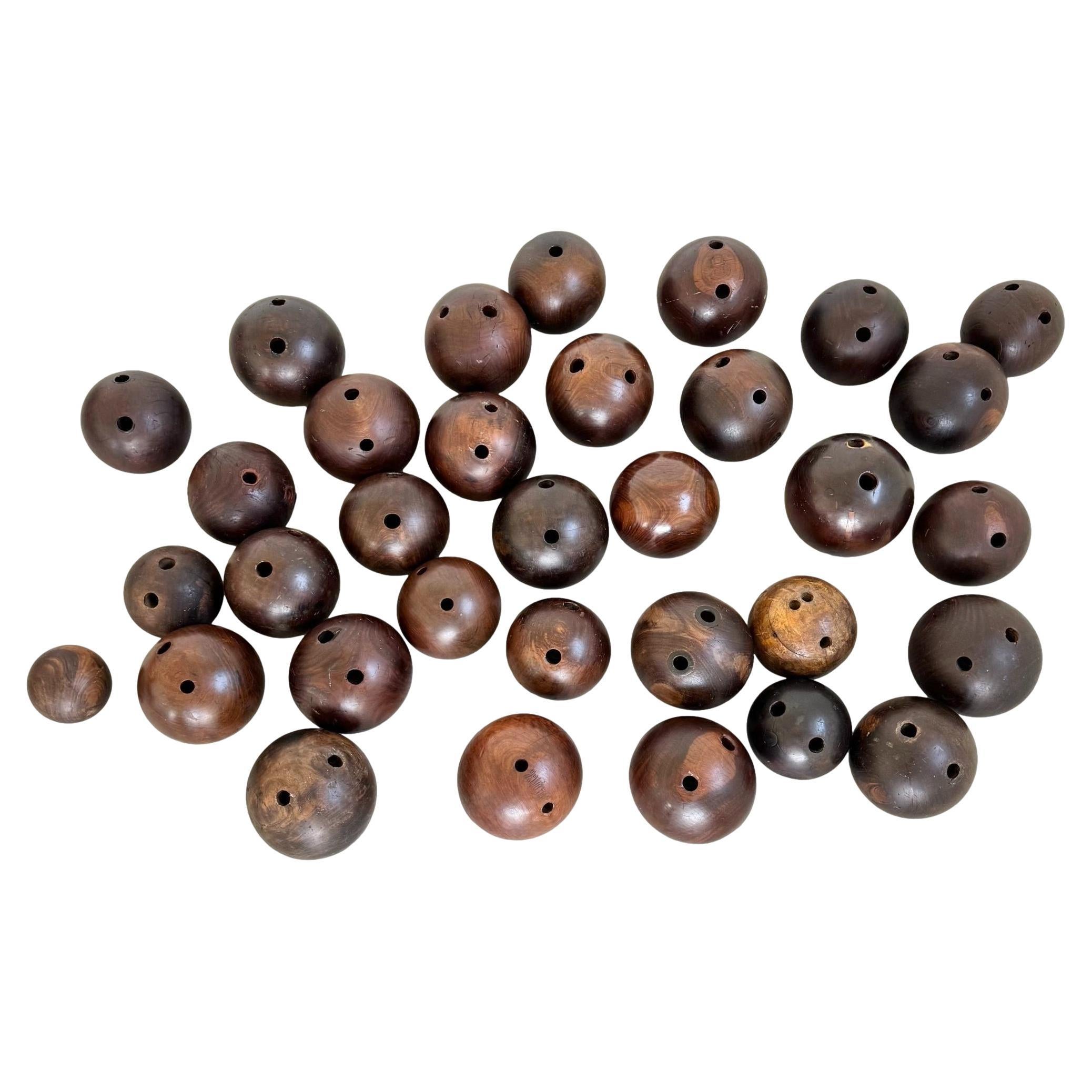 Juego de 33 Bolas de Bolos Antiguas de Madera, Finales de 1800 EE.UU.