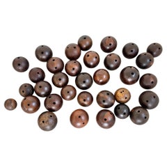 Juego de 33 Bolas de Bolos Antiguas de Madera, Finales de 1800 EE.UU.