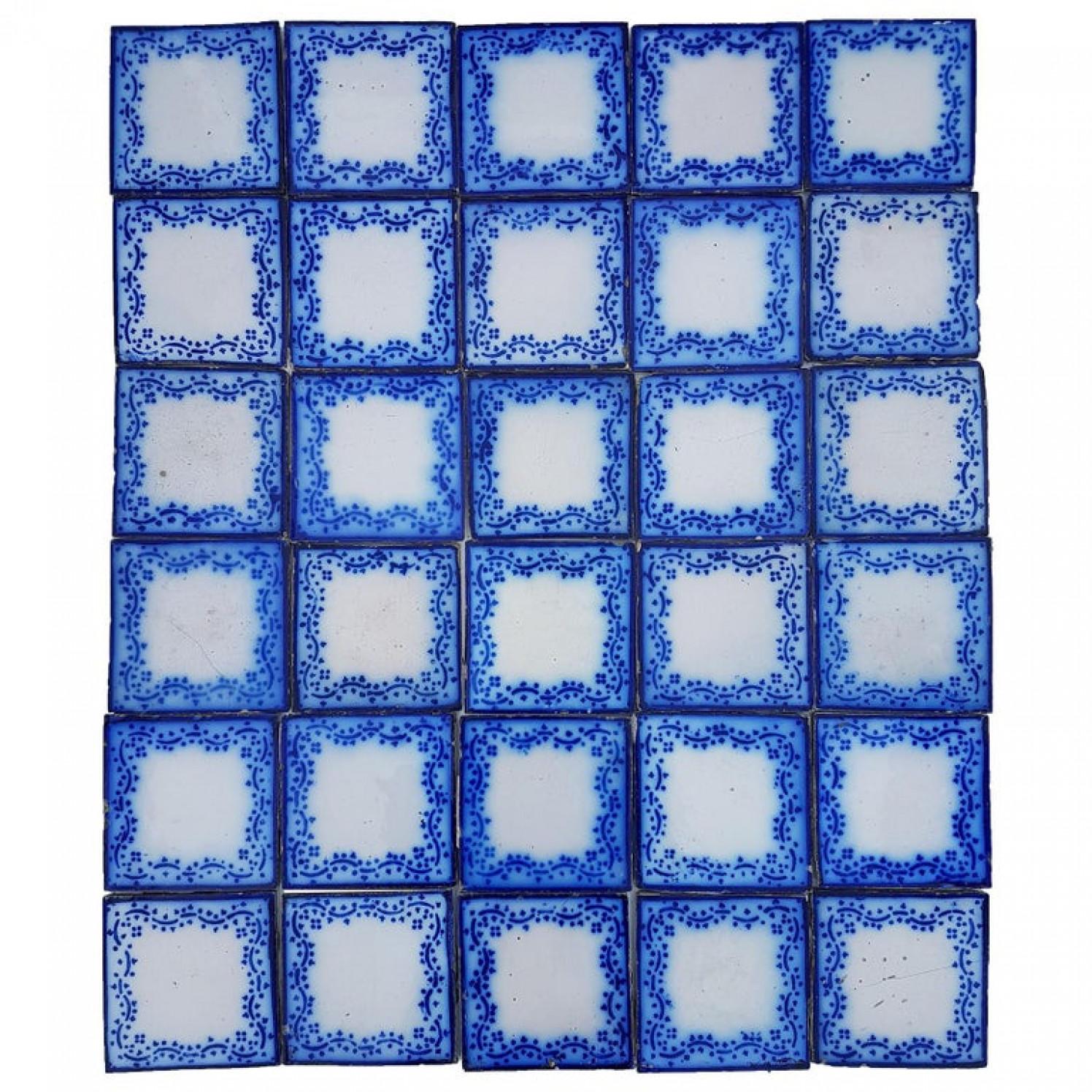 Recién sacado de su hogar original, este asombroso y único conjunto de 35 azulejos antiguos de cerámica francesa hechos a mano. Diseñado por Maison four maintraux-Hornoy y fabricado para Pas de Calais Devres, hacia 1850. Con diseños estilizados.