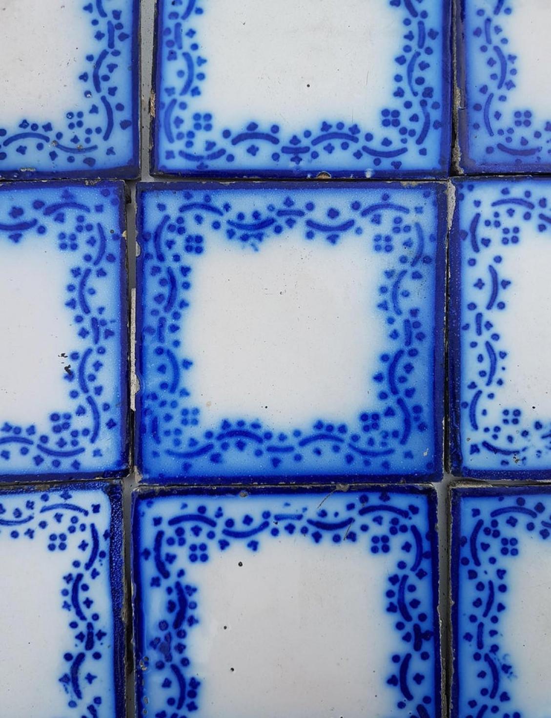 Juego de 35 baldosas de cerámica antiguas de Pas De Calais Desvres, Francia, hacia 1850 Glaseado en venta