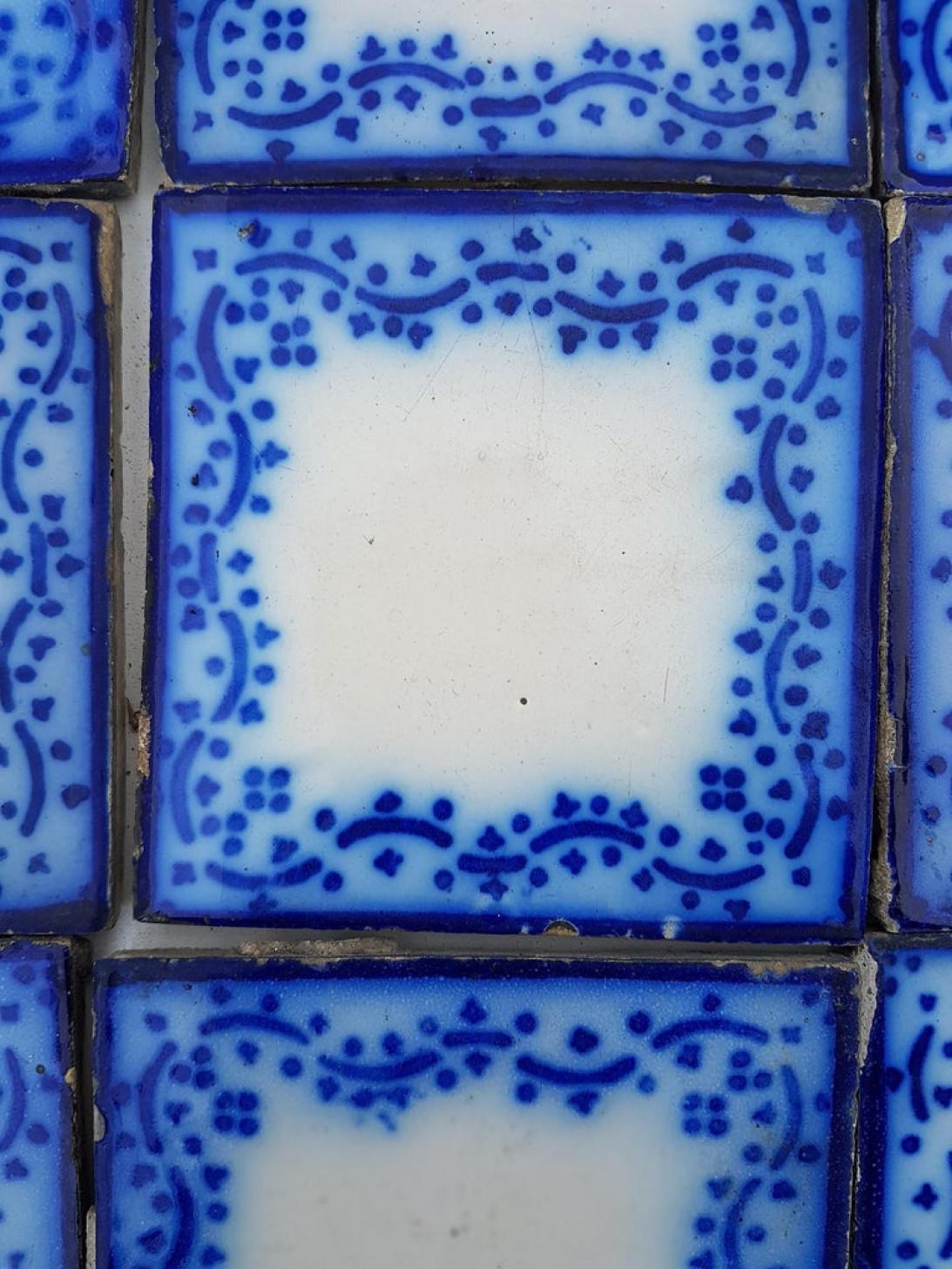 Juego de 35 baldosas de cerámica antiguas de Pas De Calais Desvres, Francia, hacia 1850 Cerámico en venta