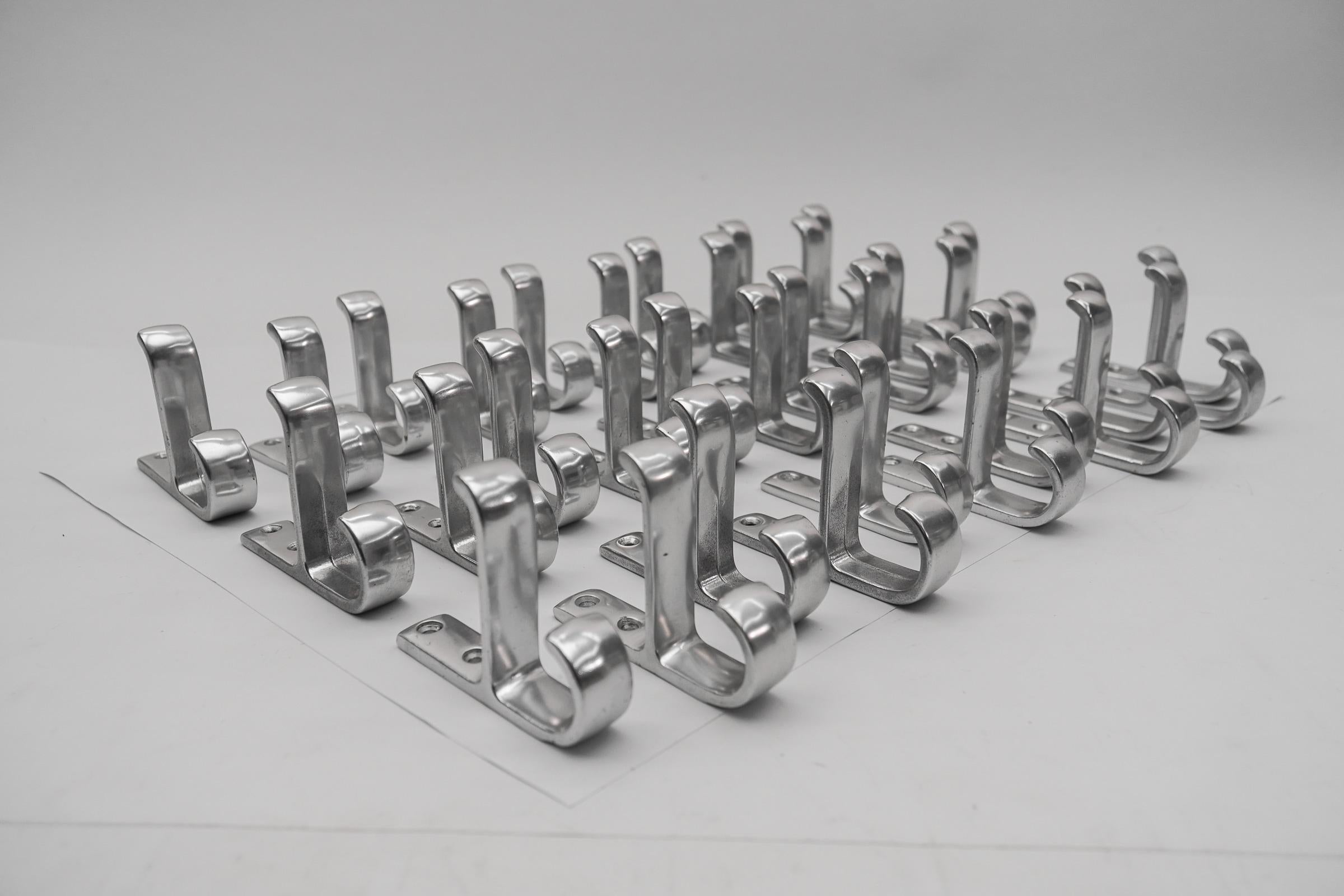 Juego de 35 ganchos de pared de aluminio de mediados de siglo, Austria, años 50 Austríaco en venta