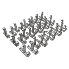 Satz von 35 Aluminium-Wandhaken aus der Mitte des Jahrhunderts, Österreich, 1950er Jahre
