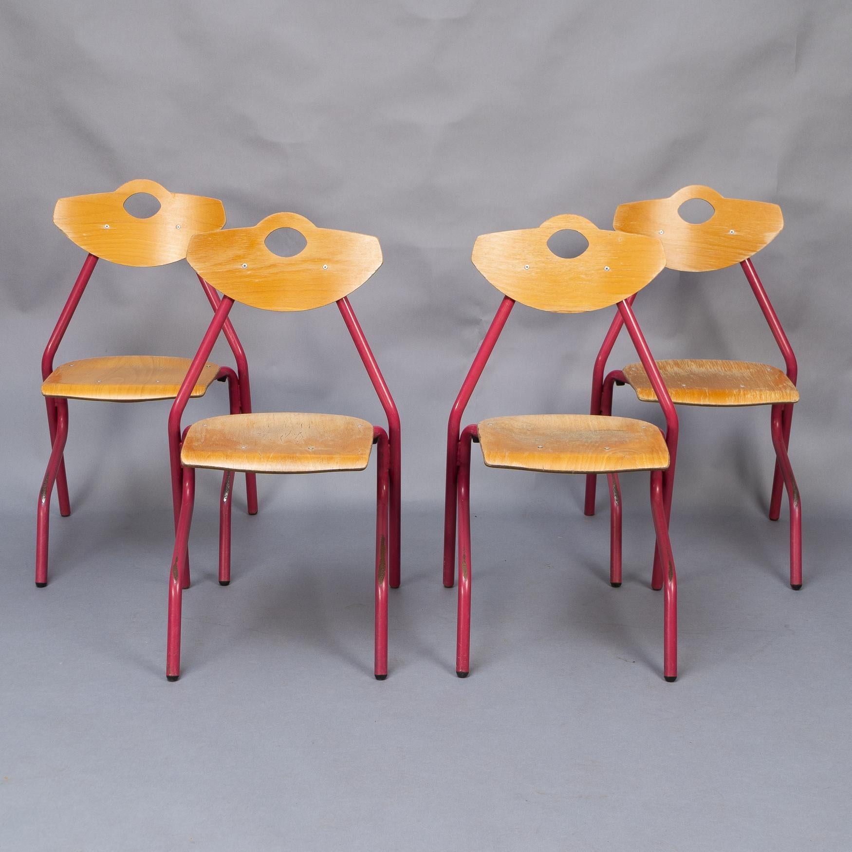 Set aus 35 mehrfarbigen stapelbaren Stühlen aus Rohr und Sperrholz von NF Mobilier France im Angebot 3