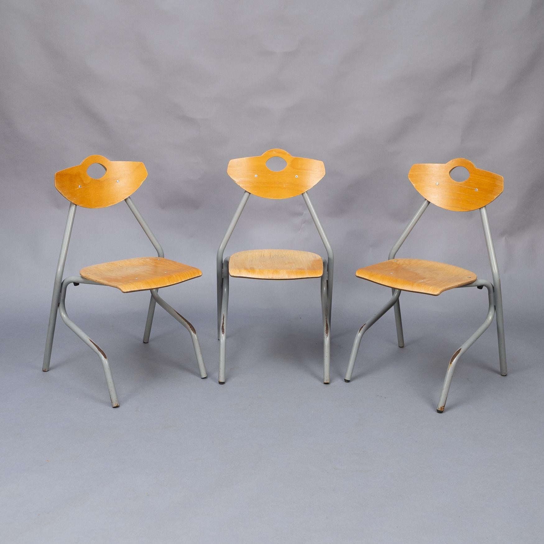 Set aus 35 mehrfarbigen stapelbaren Stühlen aus Rohr und Sperrholz von NF Mobilier France im Angebot 4