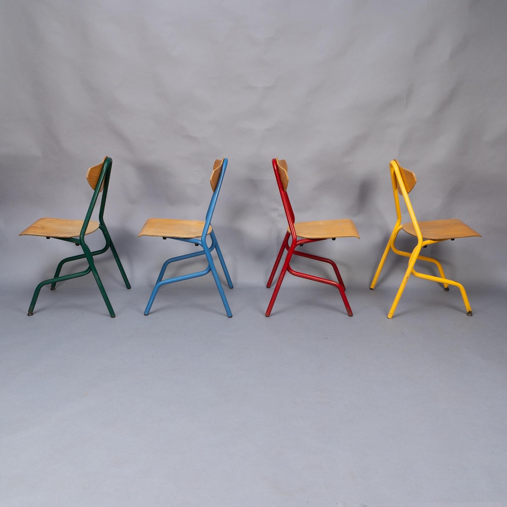 Set aus 35 mehrfarbigen stapelbaren Stühlen aus Rohr und Sperrholz von NF Mobilier France im Angebot 6
