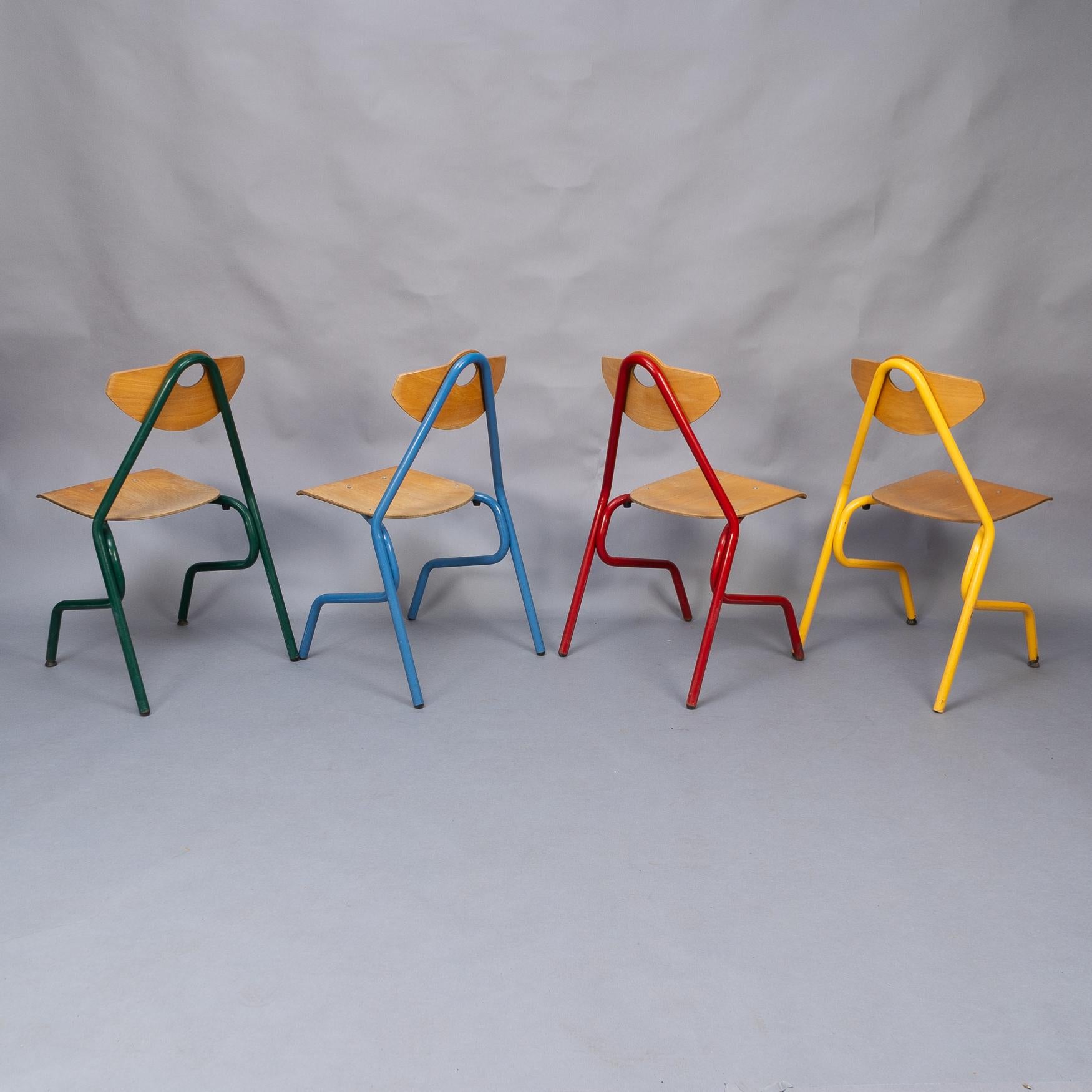 Set aus 35 mehrfarbigen stapelbaren Stühlen aus Rohr und Sperrholz von NF Mobilier France im Angebot 7