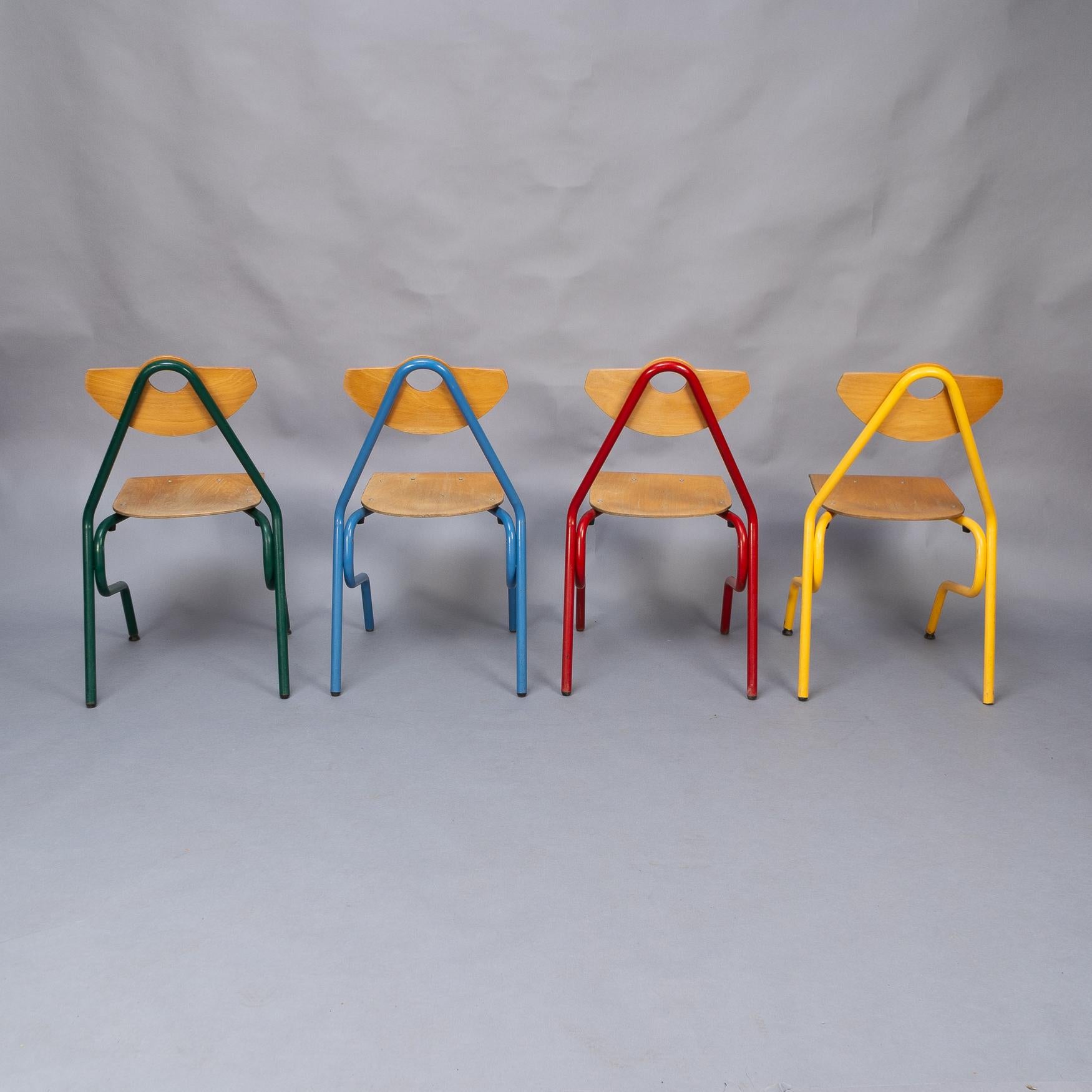 Set aus 35 mehrfarbigen stapelbaren Stühlen aus Rohr und Sperrholz von NF Mobilier France im Angebot 8