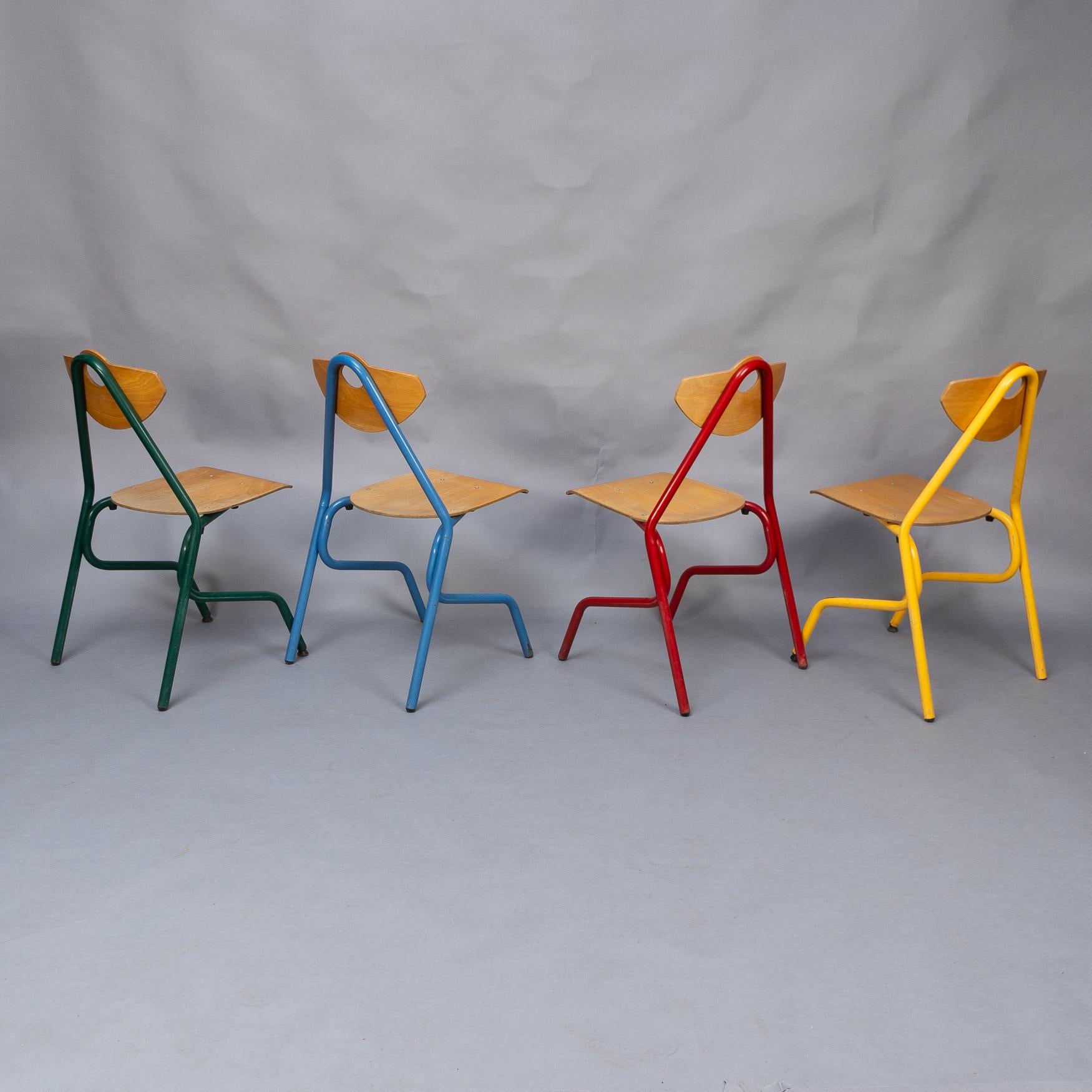 Set aus 35 mehrfarbigen stapelbaren Stühlen aus Rohr und Sperrholz von NF Mobilier France im Angebot 9