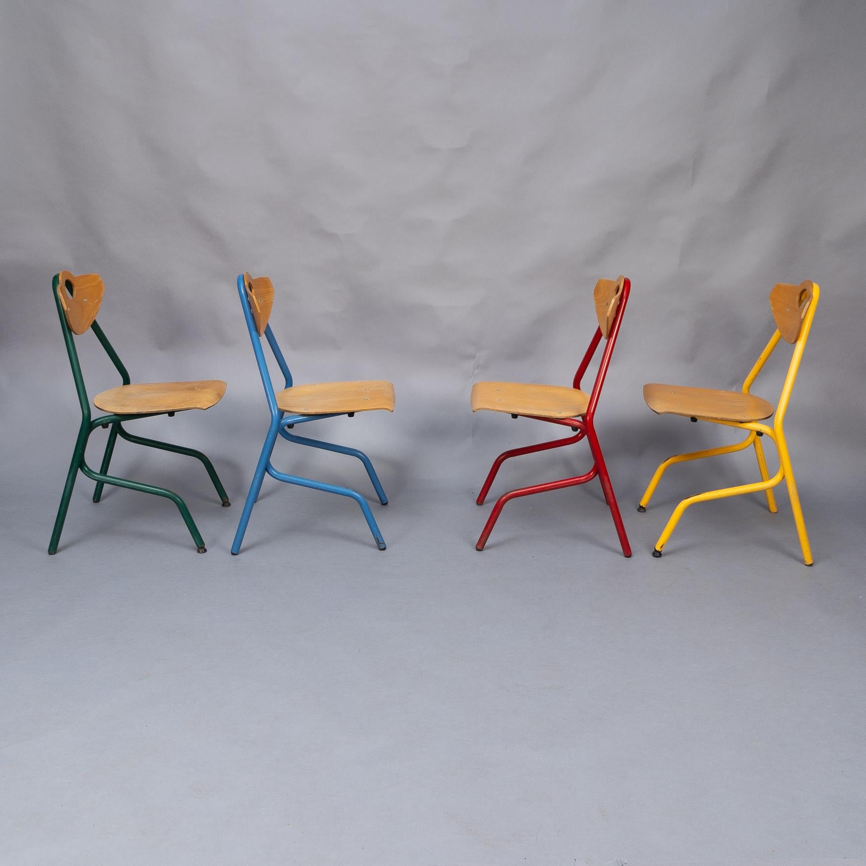 Set aus 35 mehrfarbigen stapelbaren Stühlen aus Rohr und Sperrholz von NF Mobilier France im Angebot 10