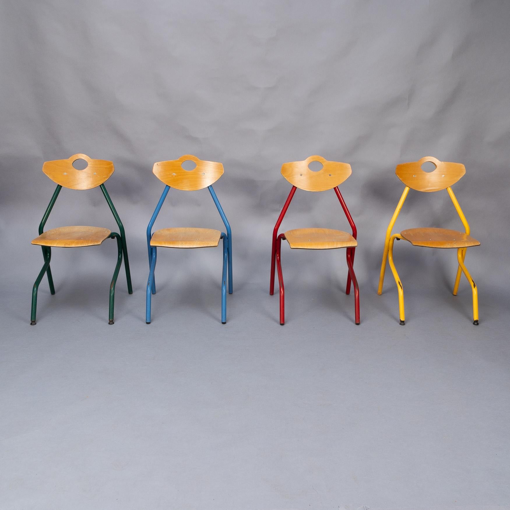 Set aus 35 mehrfarbigen stapelbaren Stühlen aus Rohr und Sperrholz von NF Mobilier France im Angebot 12