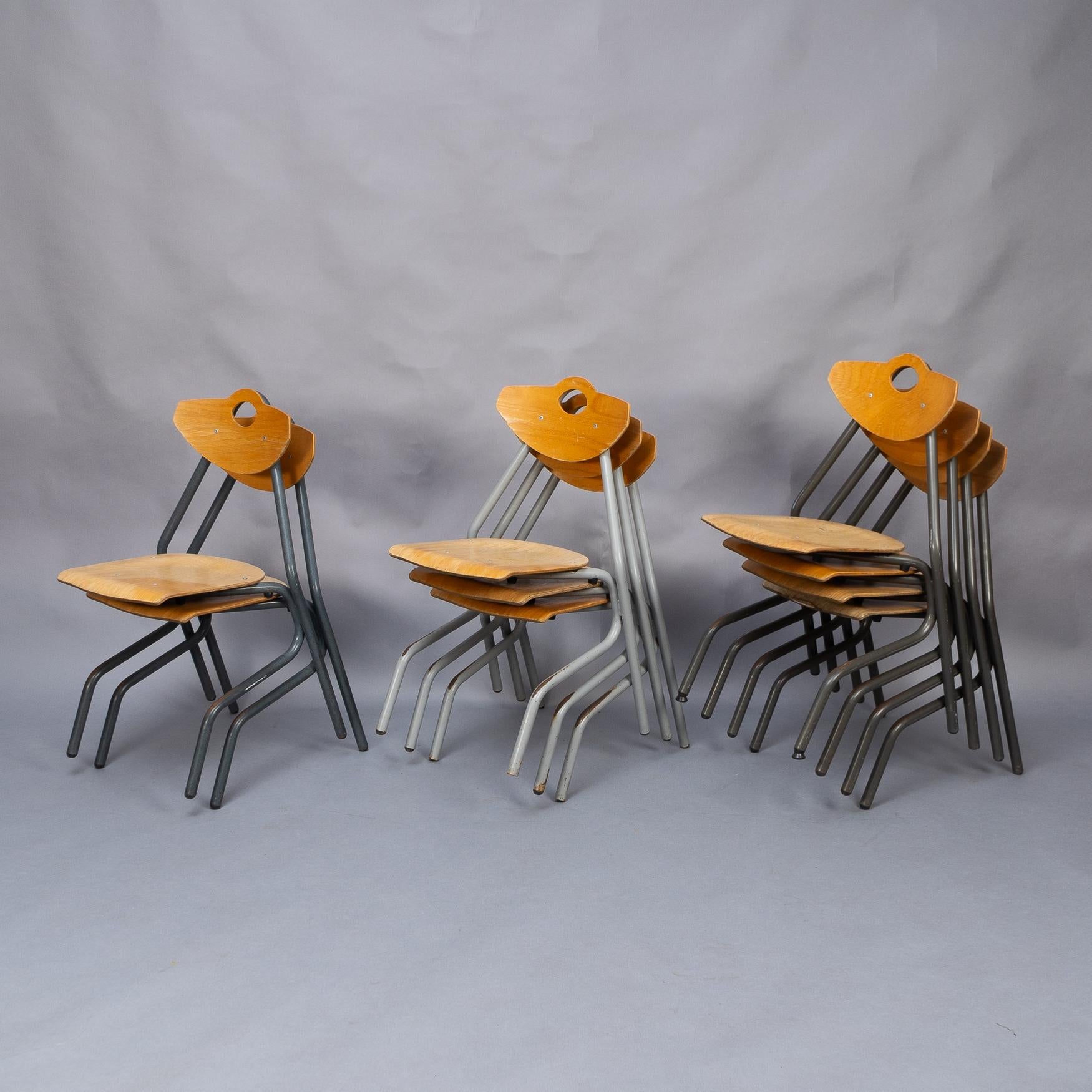 Set aus 35 mehrfarbigen stapelbaren Stühlen aus Rohr und Sperrholz von NF Mobilier France (Moderne der Mitte des Jahrhunderts) im Angebot