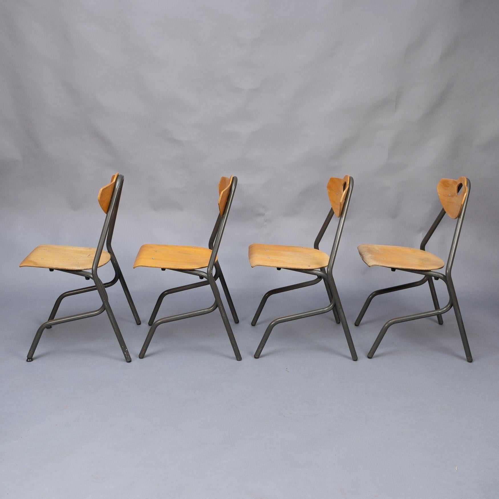 Set aus 35 mehrfarbigen stapelbaren Stühlen aus Rohr und Sperrholz von NF Mobilier France (20. Jahrhundert) im Angebot