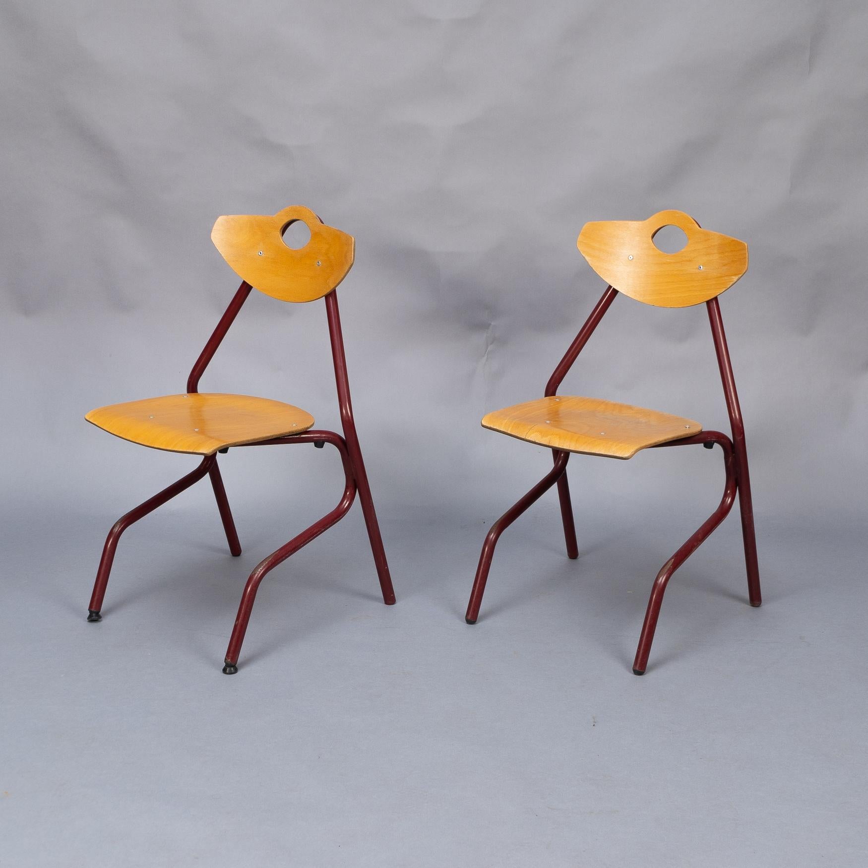 Set aus 35 mehrfarbigen stapelbaren Stühlen aus Rohr und Sperrholz von NF Mobilier France im Angebot 1