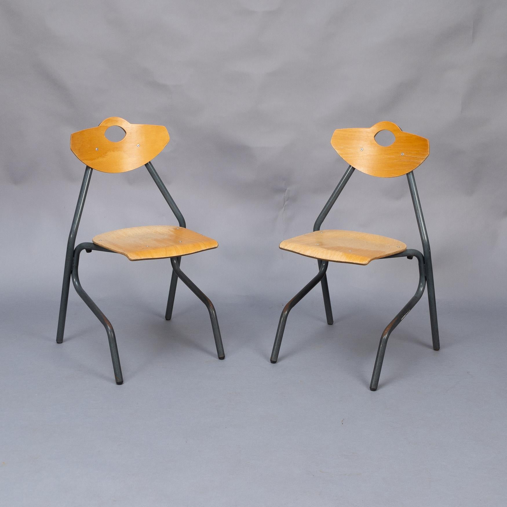Set aus 35 mehrfarbigen stapelbaren Stühlen aus Rohr und Sperrholz von NF Mobilier France im Angebot 2