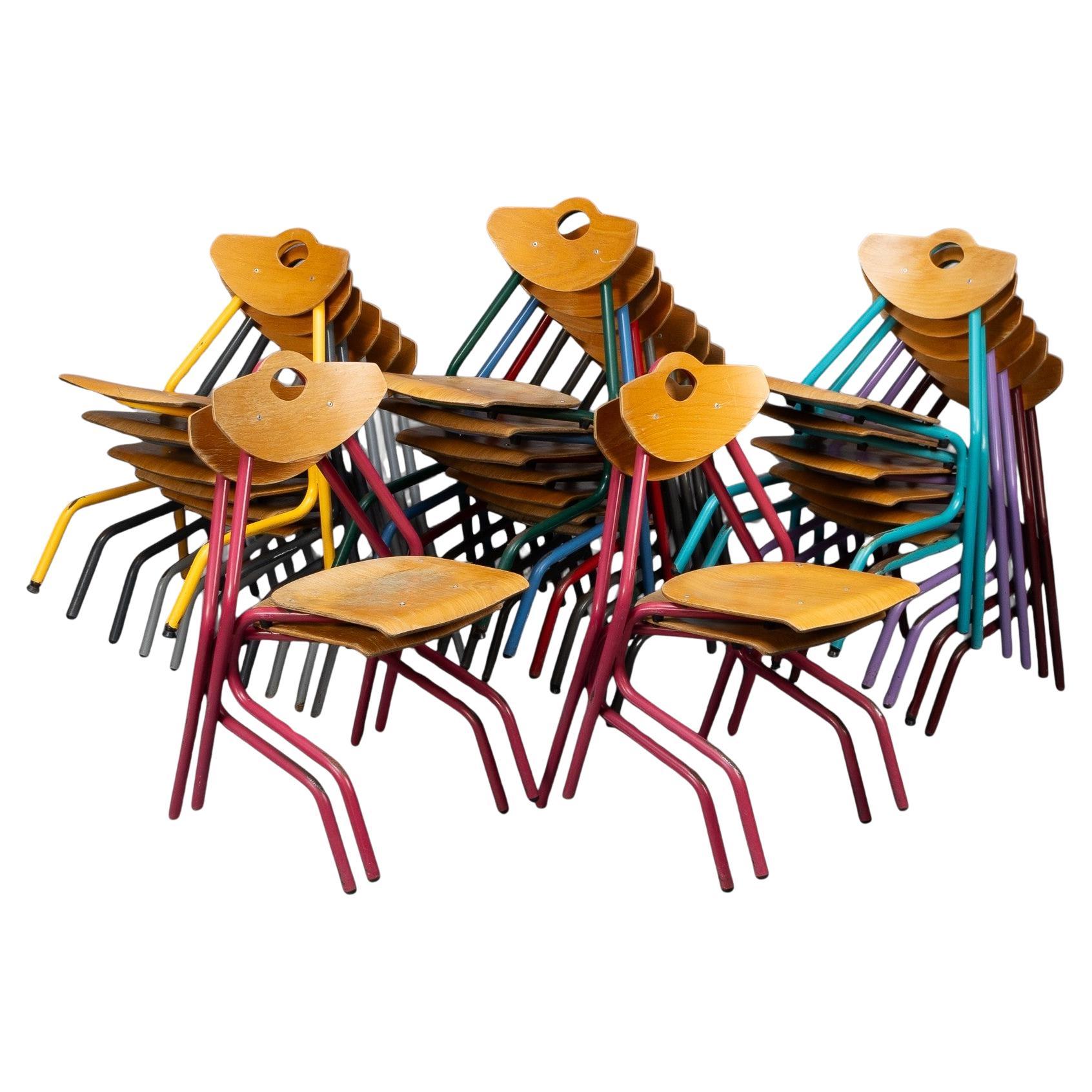 Set aus 35 mehrfarbigen stapelbaren Stühlen aus Rohr und Sperrholz von NF Mobilier France im Angebot