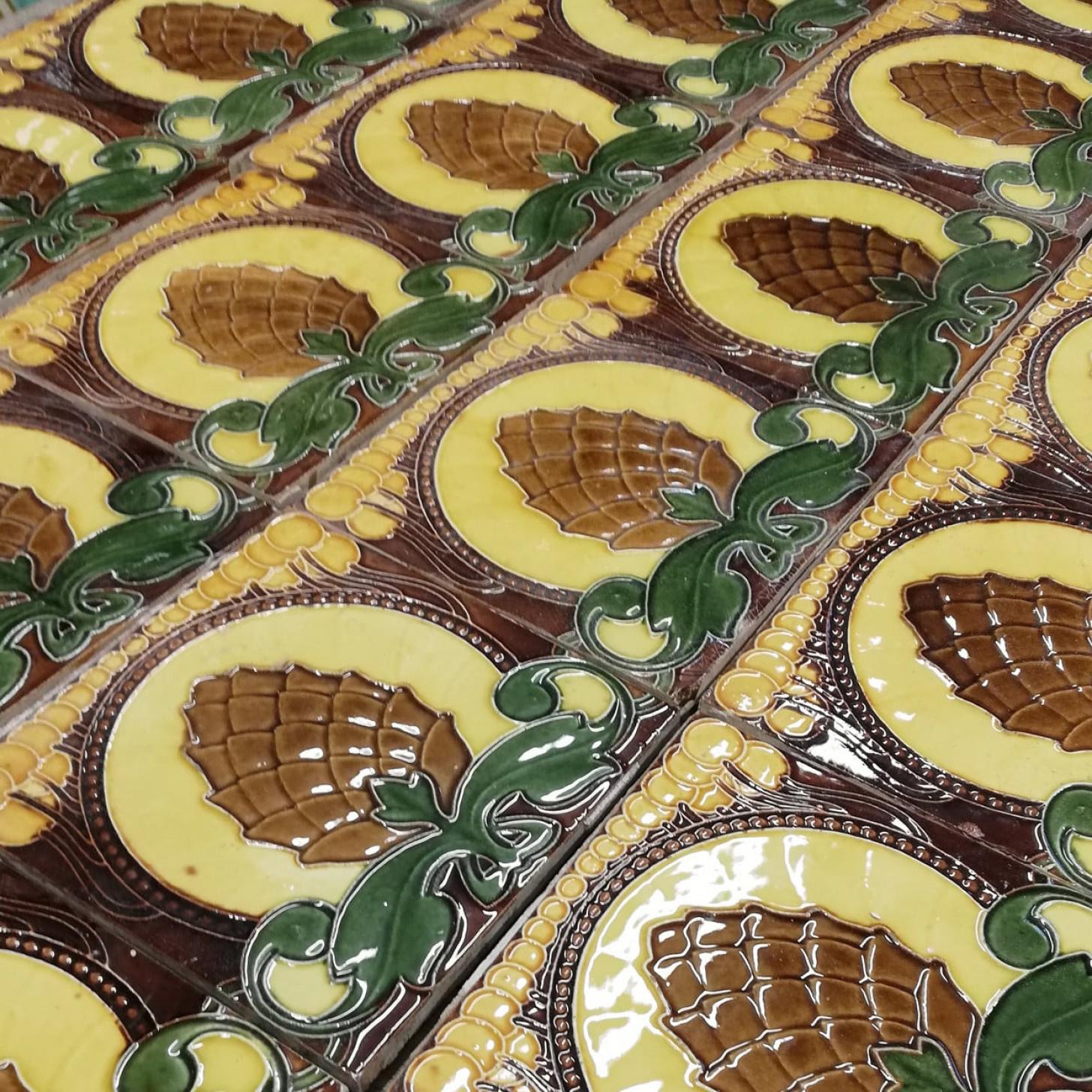 Conjunto de 35 azulejos de borde esmaltados Art Nouveau de conos de pino de Le Glaive, 1920 en venta 3