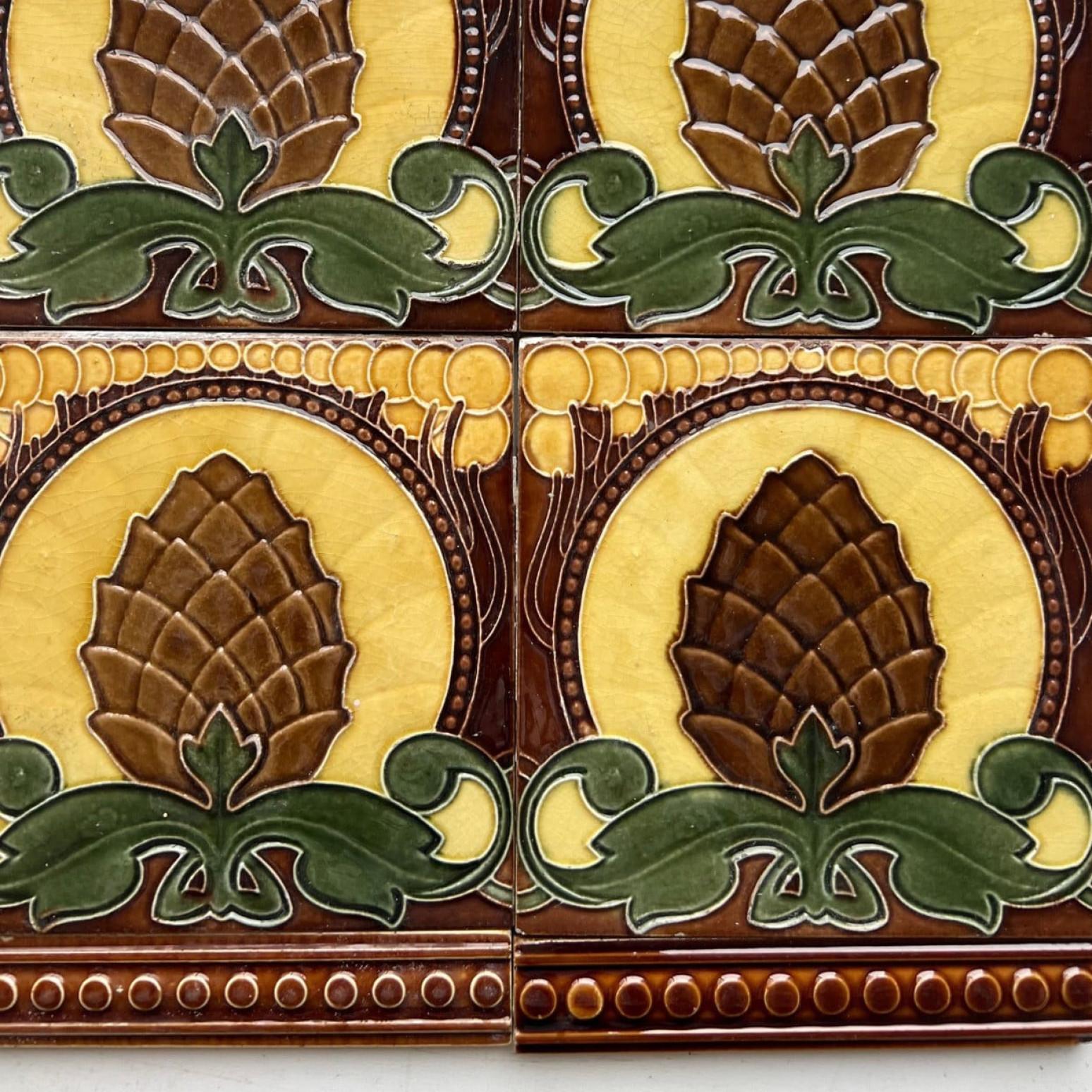 Conjunto de 35 azulejos de borde esmaltados Art Nouveau de conos de pino de Le Glaive, 1920 en venta 7