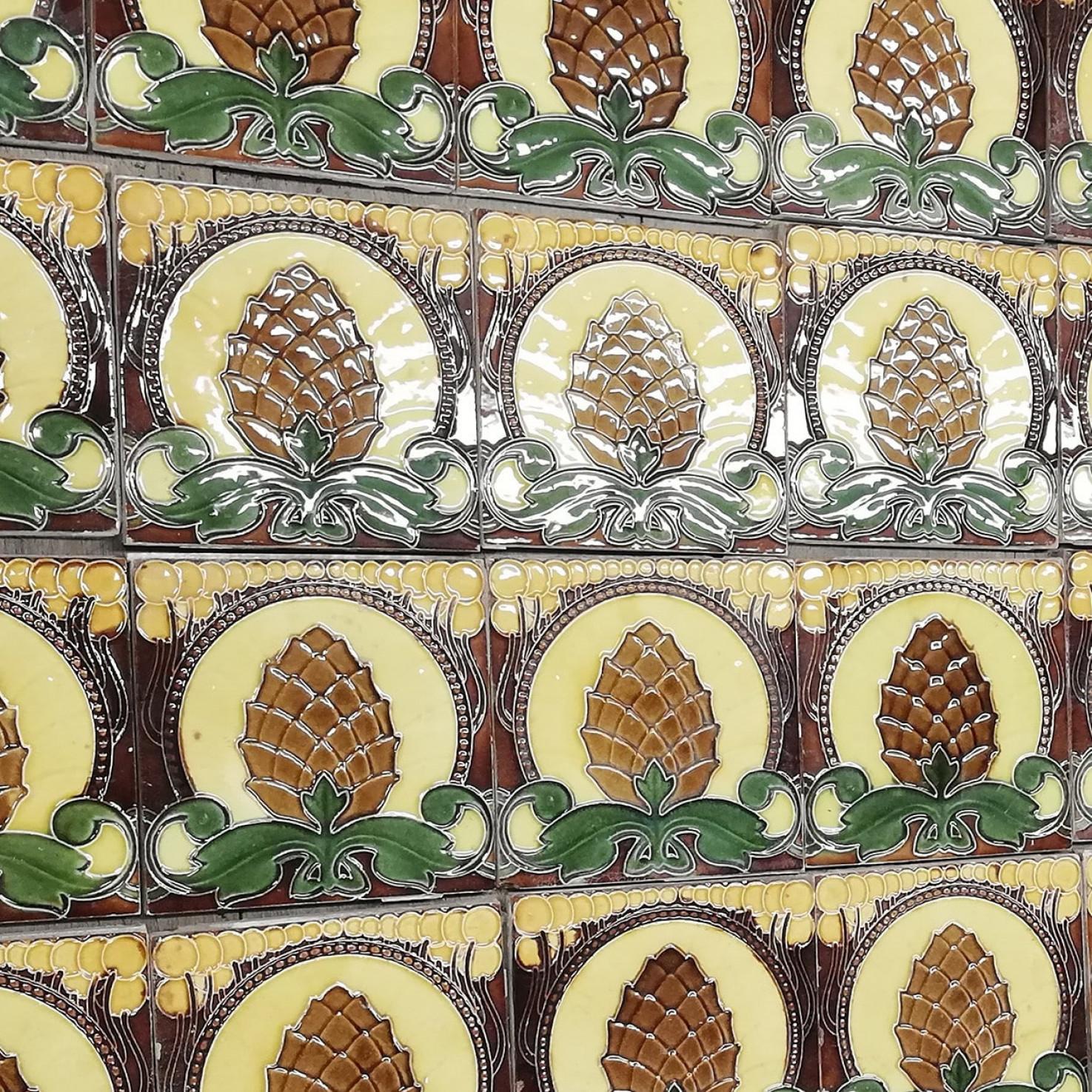 Conjunto de 35 azulejos de borde esmaltados Art Nouveau de conos de pino de Le Glaive, 1920 Belga en venta