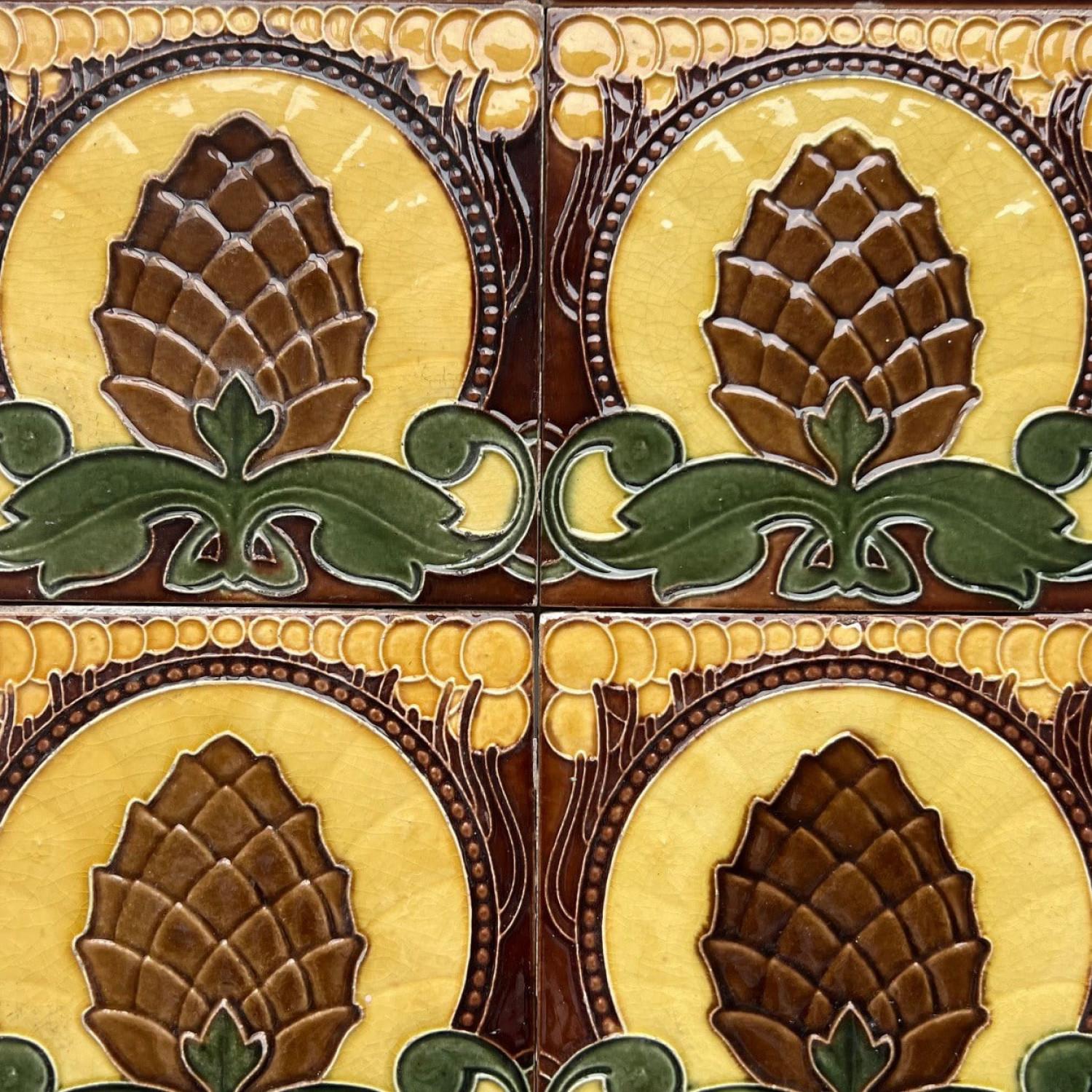 Conjunto de 35 azulejos de borde esmaltados Art Nouveau de conos de pino de Le Glaive, 1920 Glaseado en venta