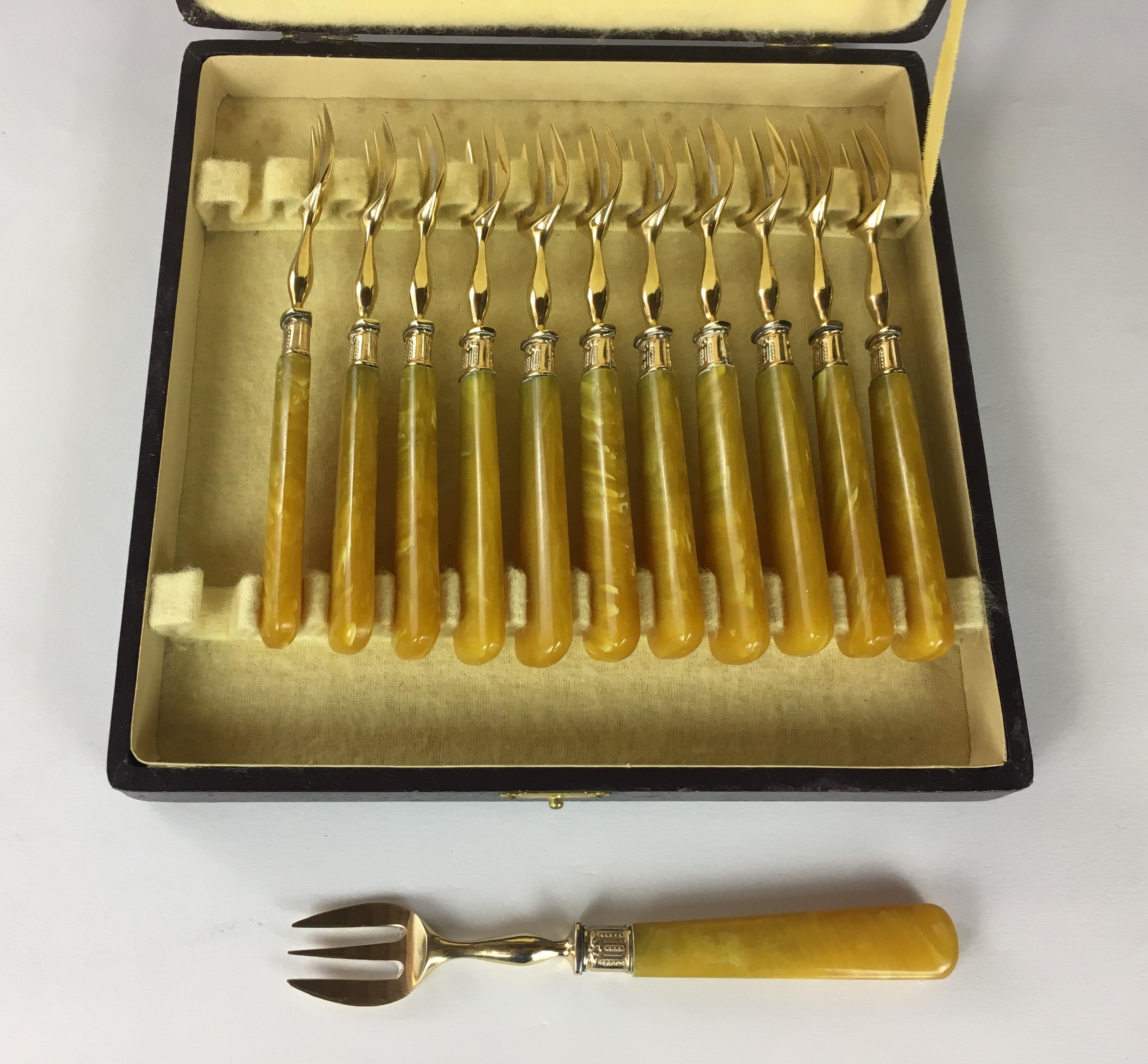 Français Ensemble de 36 couteaux et fourchettes anciens à poignée en nacre, viroles en or en vente