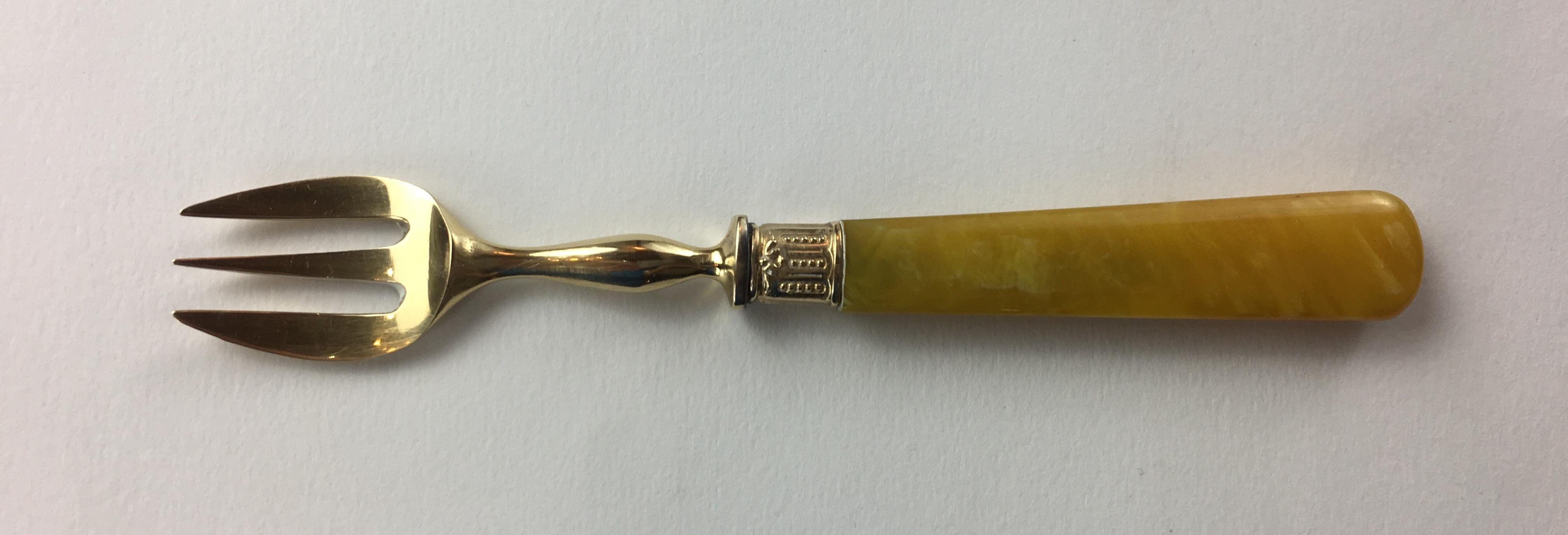 Fin du XIXe siècle Ensemble de 36 couteaux et fourchettes anciens à poignée en nacre, viroles en or en vente