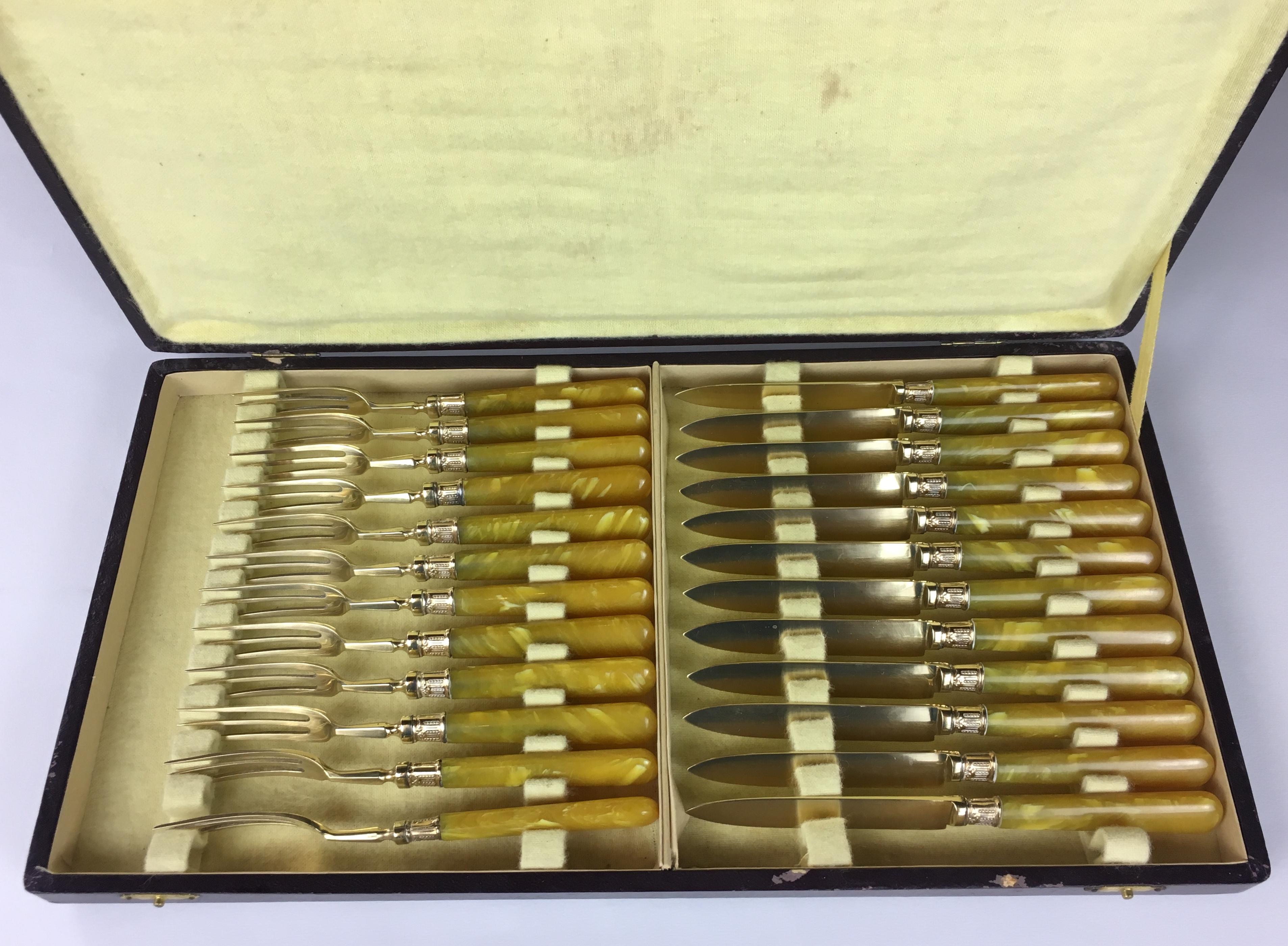 Ensemble de 36 couteaux et fourchettes anciens à poignée en nacre, viroles en or en vente 2
