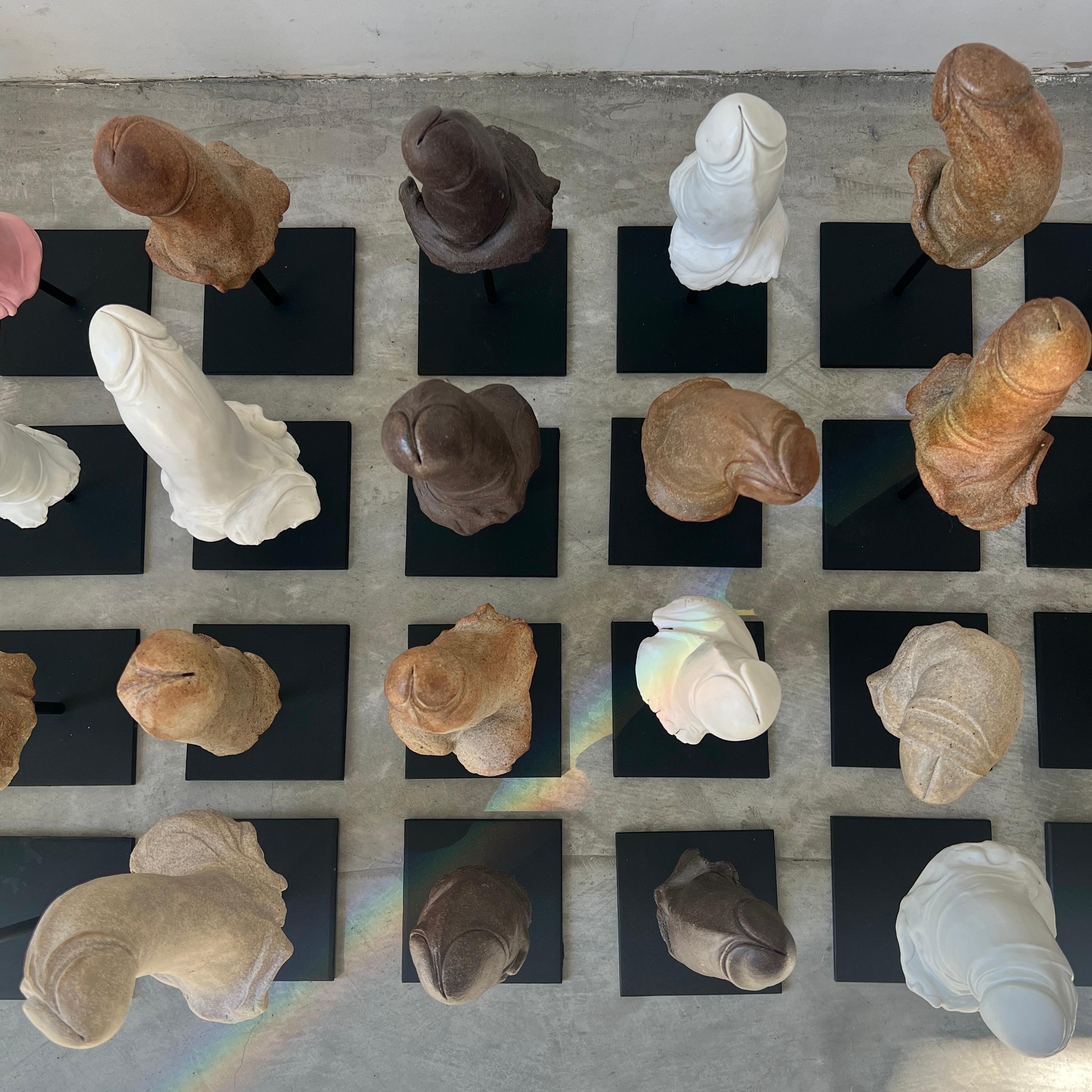 XXIe siècle et contemporain Ensemble de 36 sculptures de phallus sculptées à la main, 2025 USA en vente