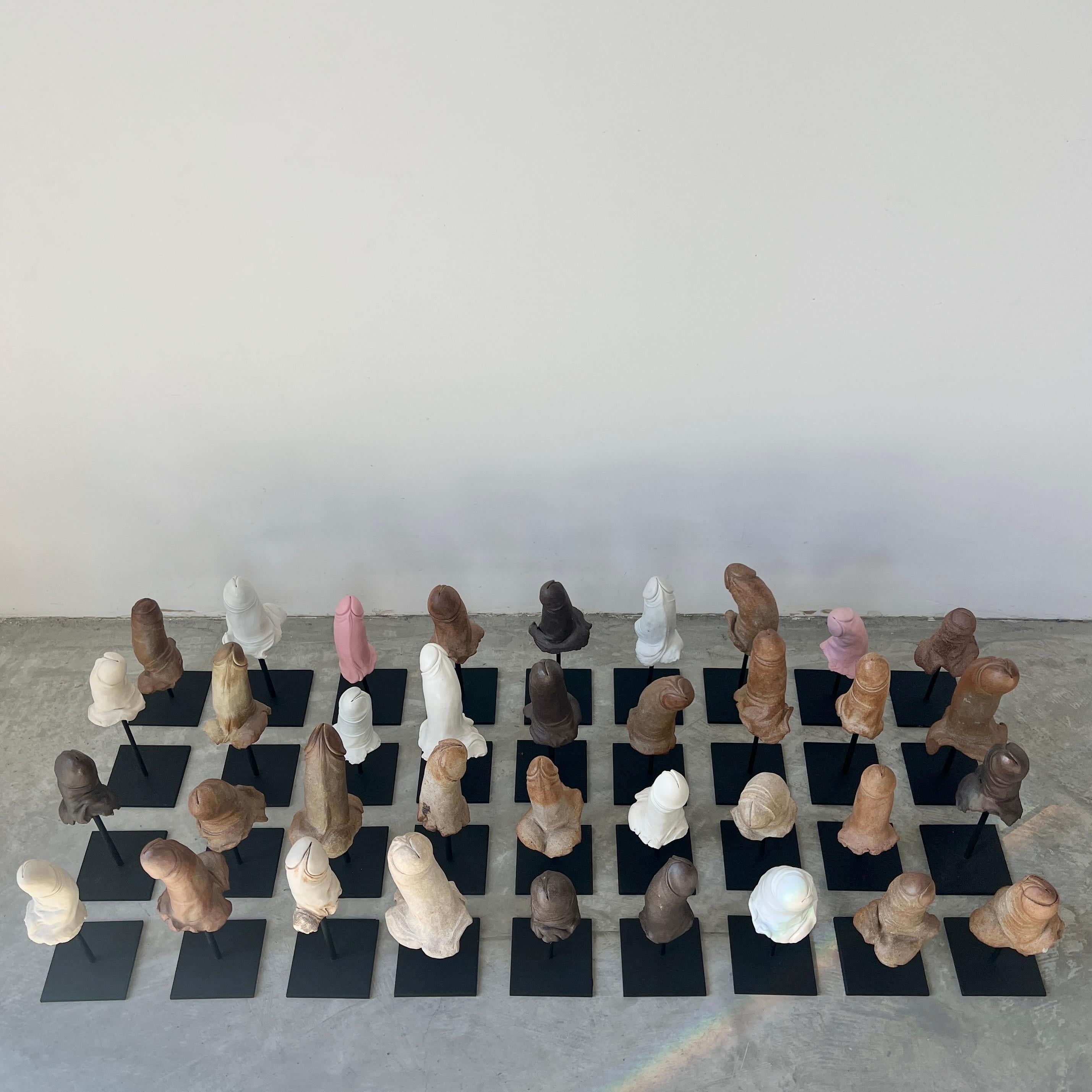 Ensemble de 36 sculptures de phallus sculptées à la main, 2025 USA en vente 4