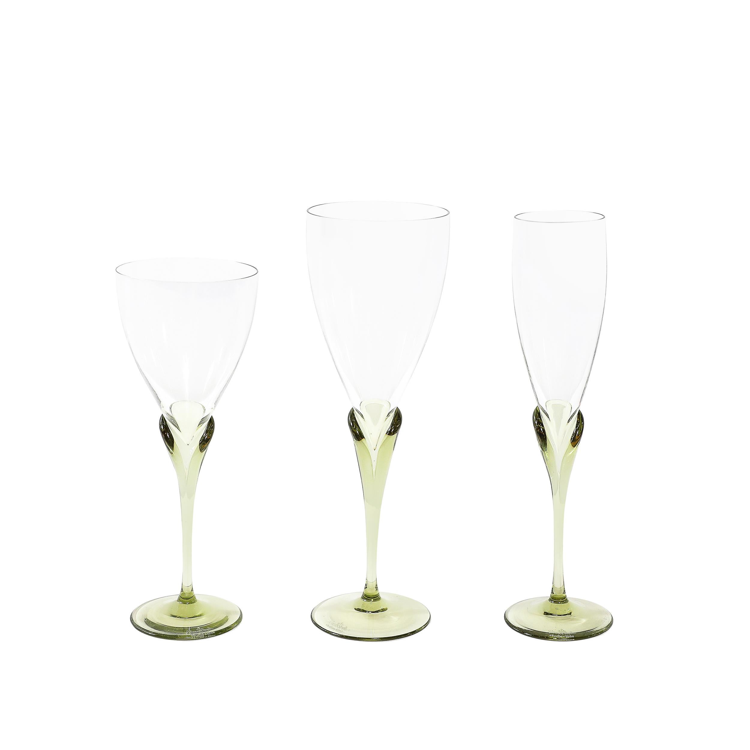 Questo straordinario set di 36 bicchieri di cristallo di Rosenthal, realizzato in Germania intorno al 1985, esemplifica l'eleganza e la maestria iconiche del marchio. Il modello 