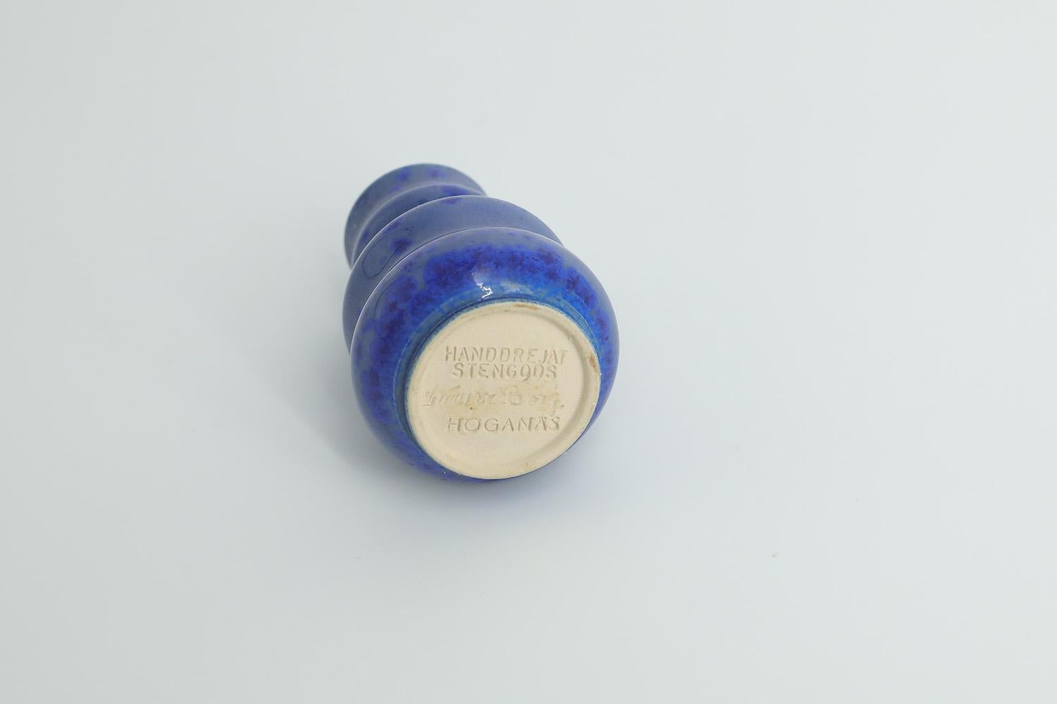 Juego de 3 Jarrones pequeños de mediados de siglo, suecos, modernos y coleccionables, con esmalte ondulado marrón y azul Escandinavo moderno en venta