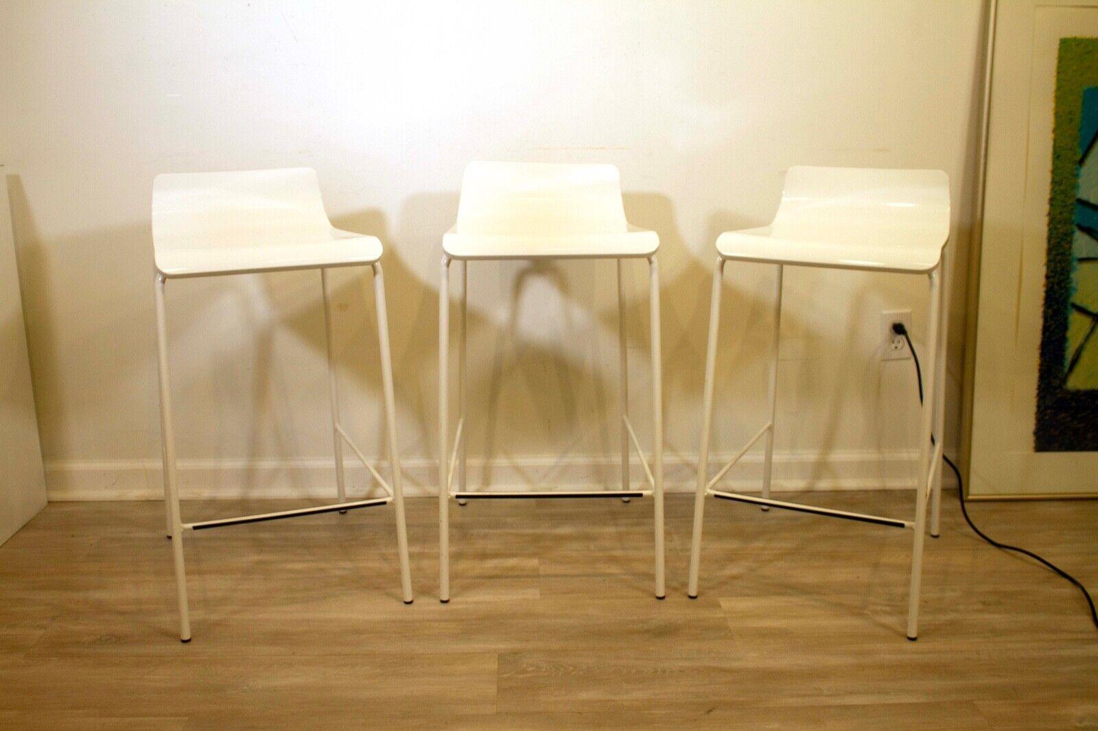 Set of 3x New White Contemporary Modern Bar Stools In Good Condition For Sale In Keego Harbor, MI